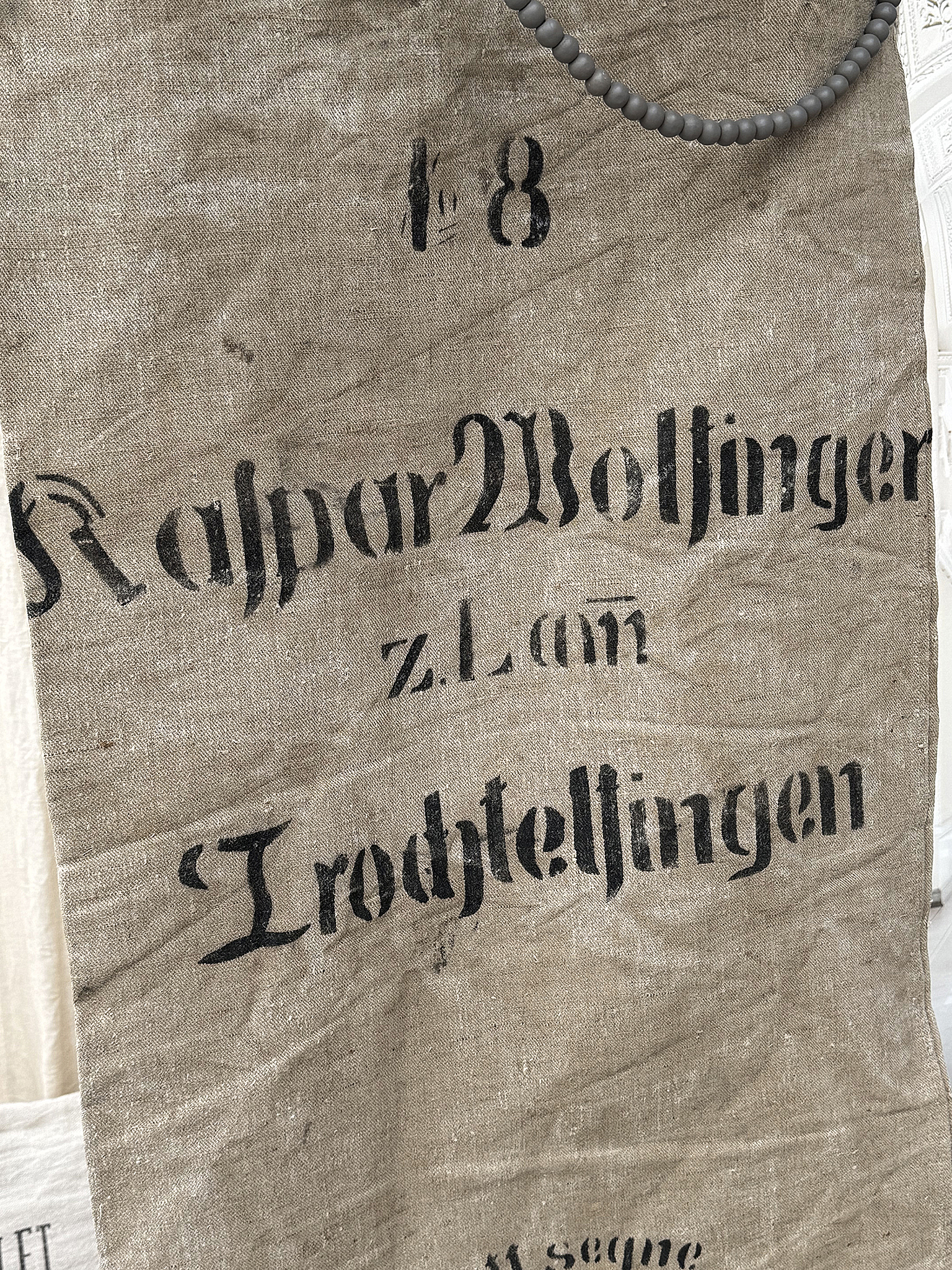 Historische Stofftasche mit Aufdruck von Kaspar Woltinger, z. Lam Trodteljingen Detailaufnahme einer alten Stofftasche mit dem Namen Kaspar Woltinger und der Aufschrift z. Lam Trodteljingen