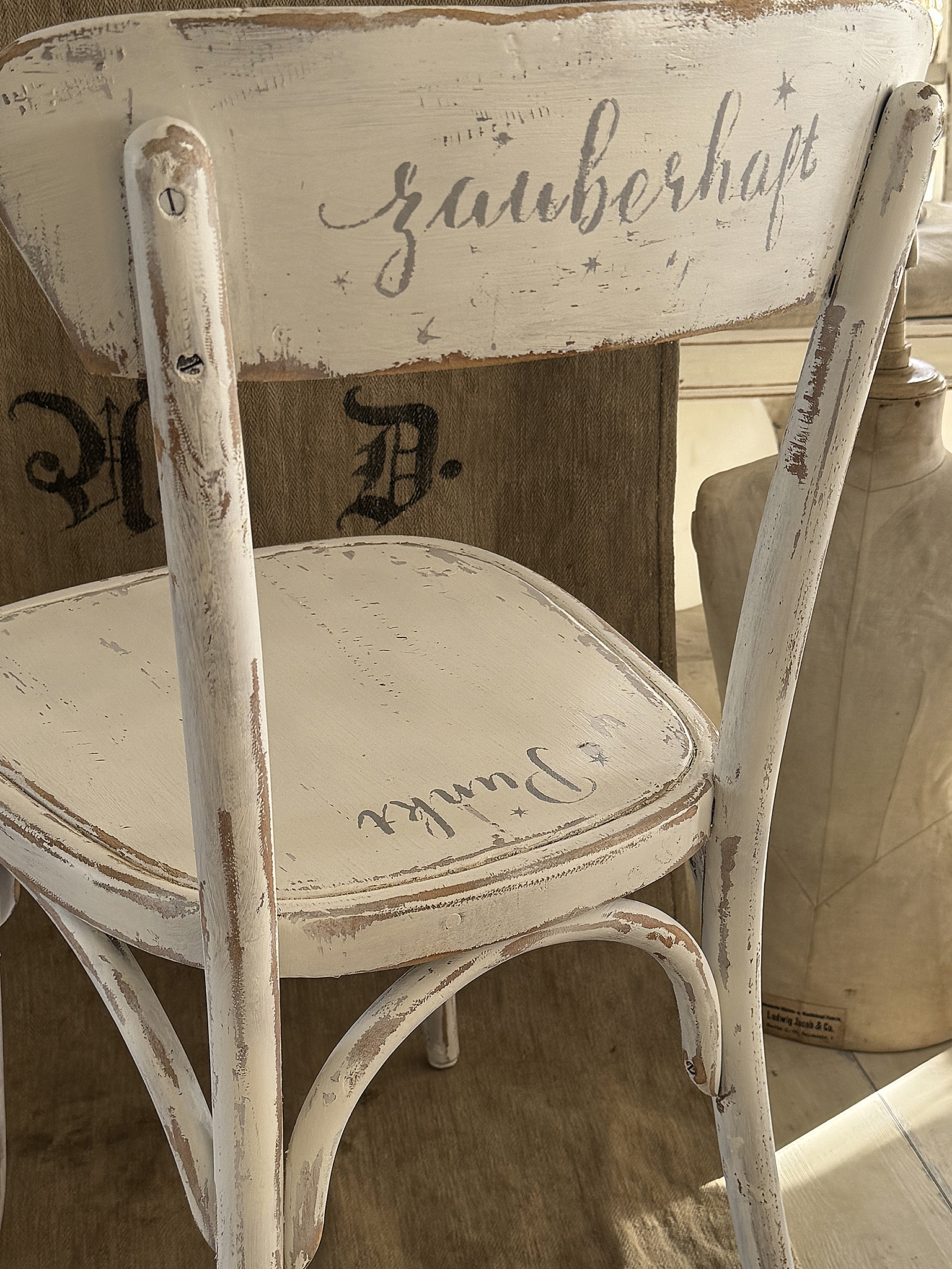 Alter Bugholzstuhl mit Shabbykleid & Herzensbotschaft***