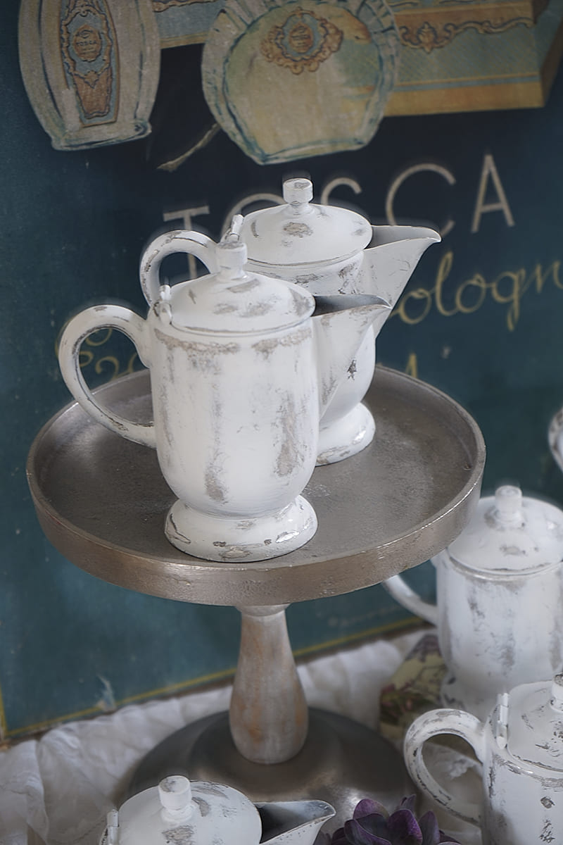 Reizendes altes Cafe´ Kännchen im weißen Kleid