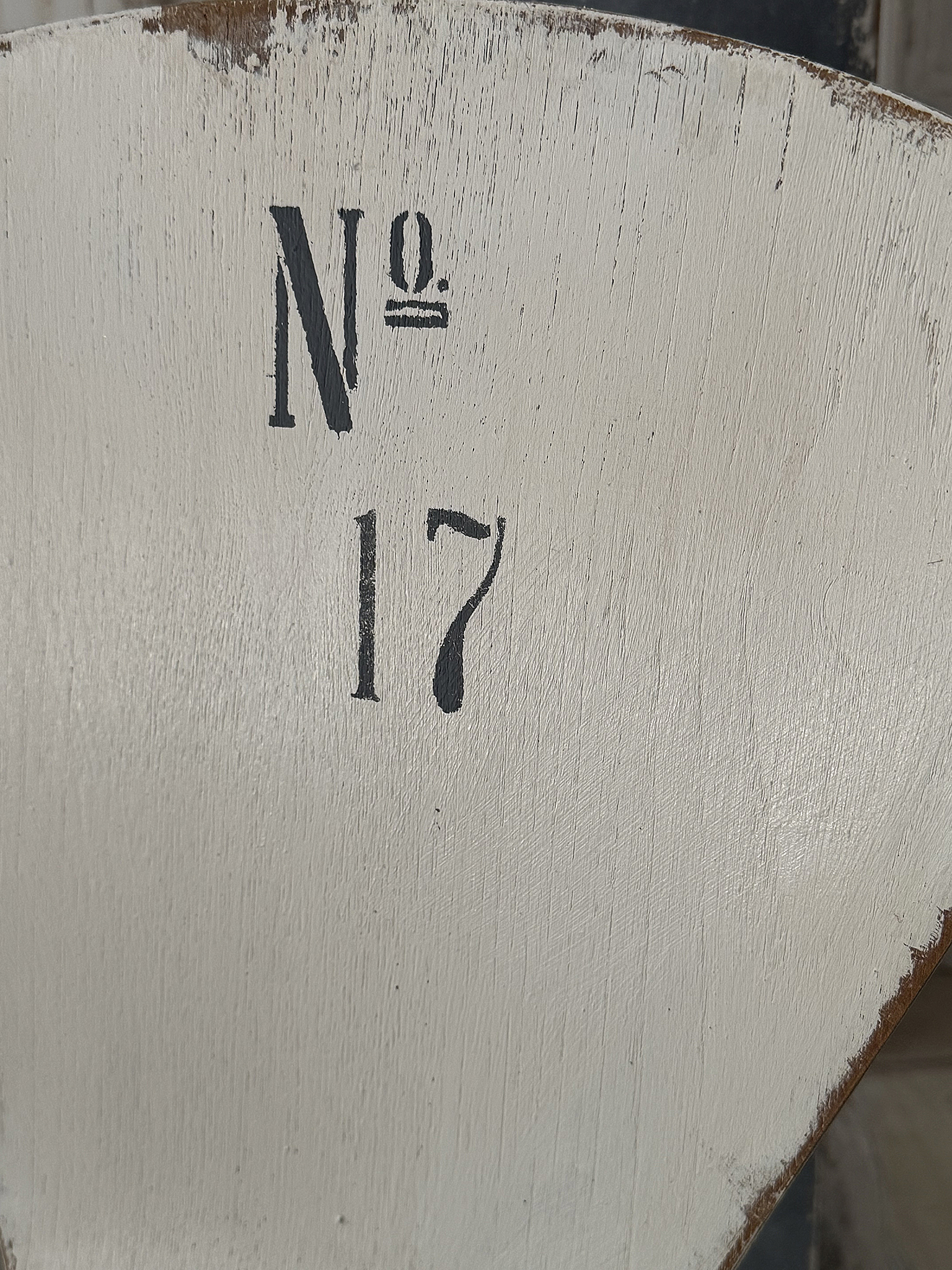 Vintage Shabby-Chic Stuhl – authentisches Mid-Century-Design mit Number 17***