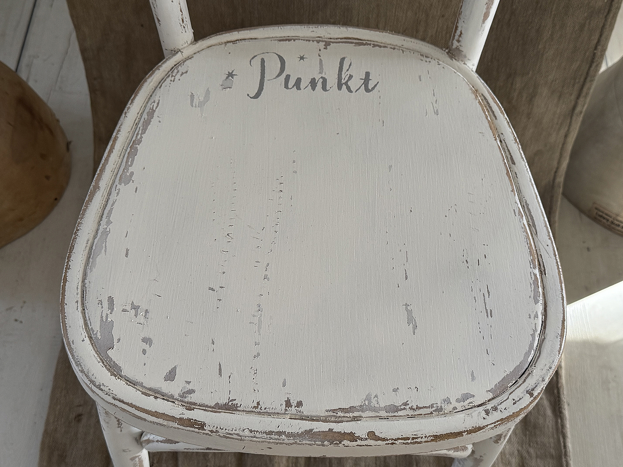 Alter Bugholzstuhl mit Shabbykleid & Herzensbotschaft***