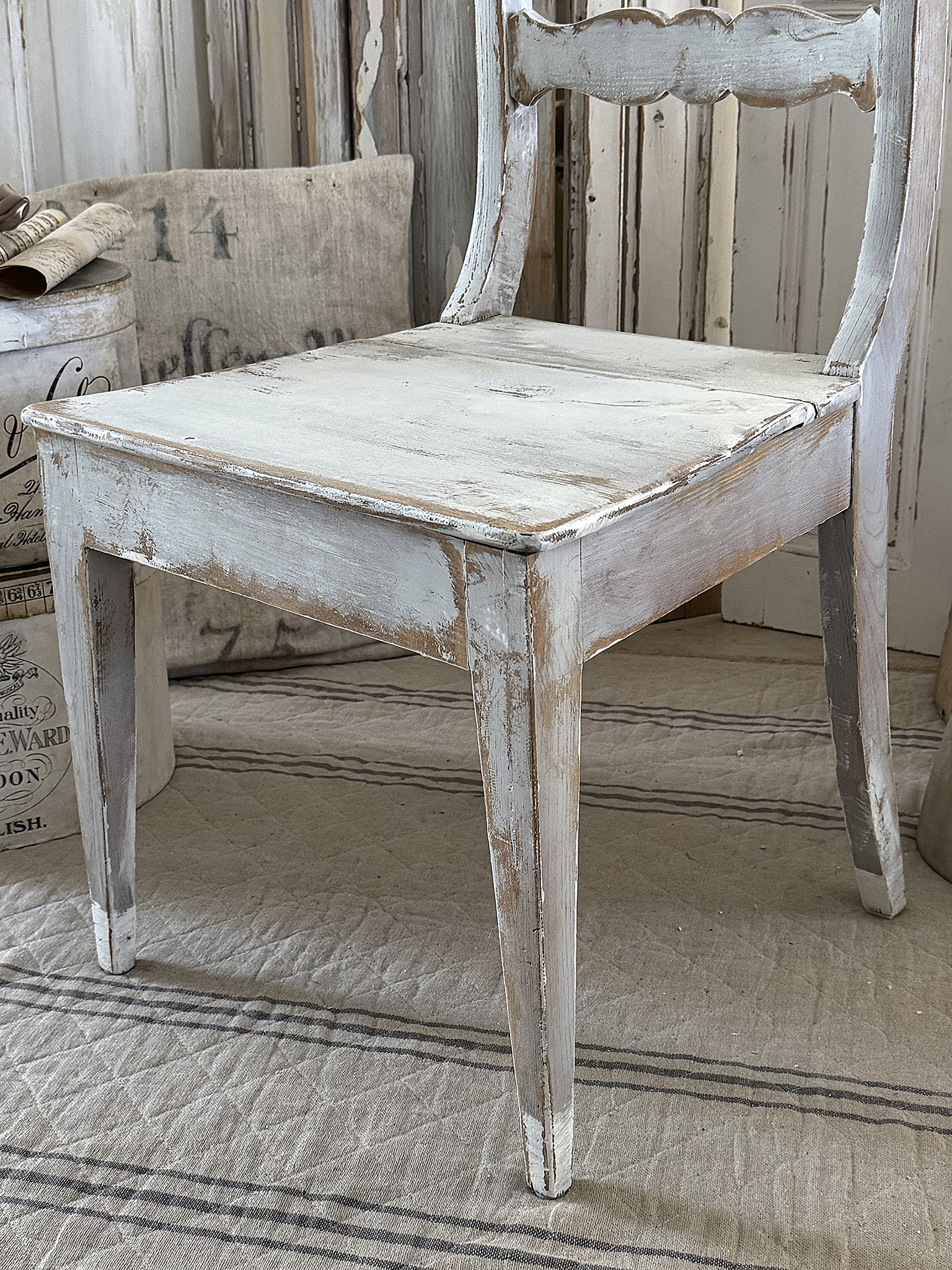 Antiker niedriger Biedermeierstuhl***