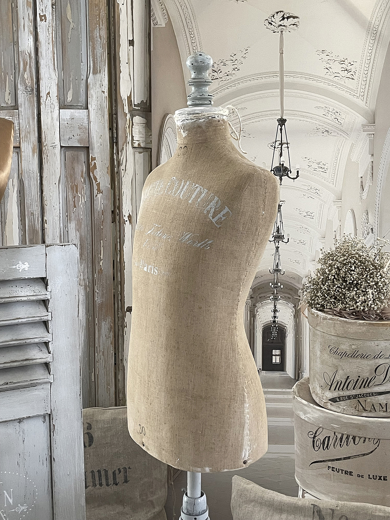 Kreativer Körperformständer mit Vintage-Charme Vintage-Körperformständer in einem stilvollen Innenraum mit Holzvertäfelung und Dekoration
