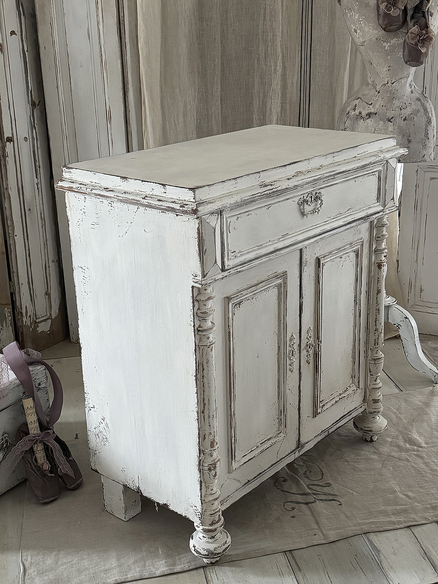 Antike Shabby-Kommode mit klappbarer Ablage***