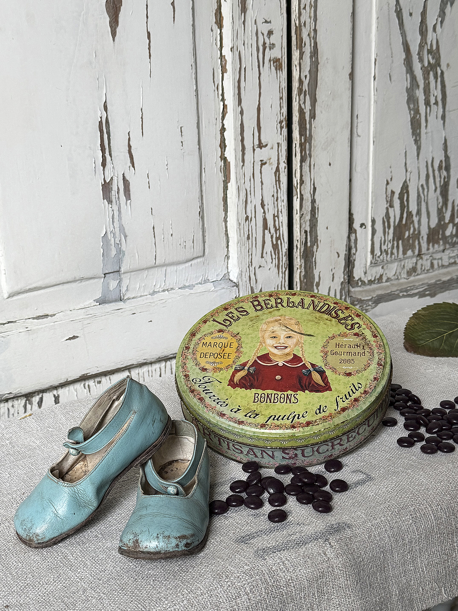  Süßes Vintage-Duo aus französischer Bonbondose und Kinderschuhen***