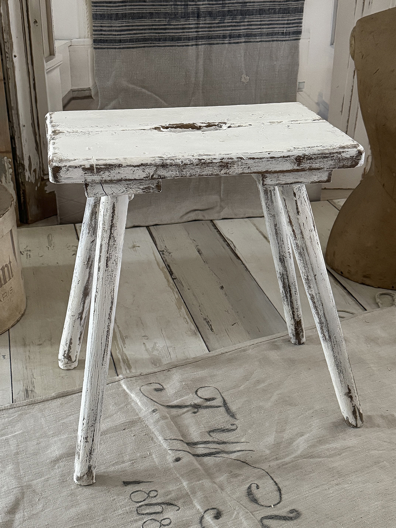 Alter, robuster Bauernhocker***