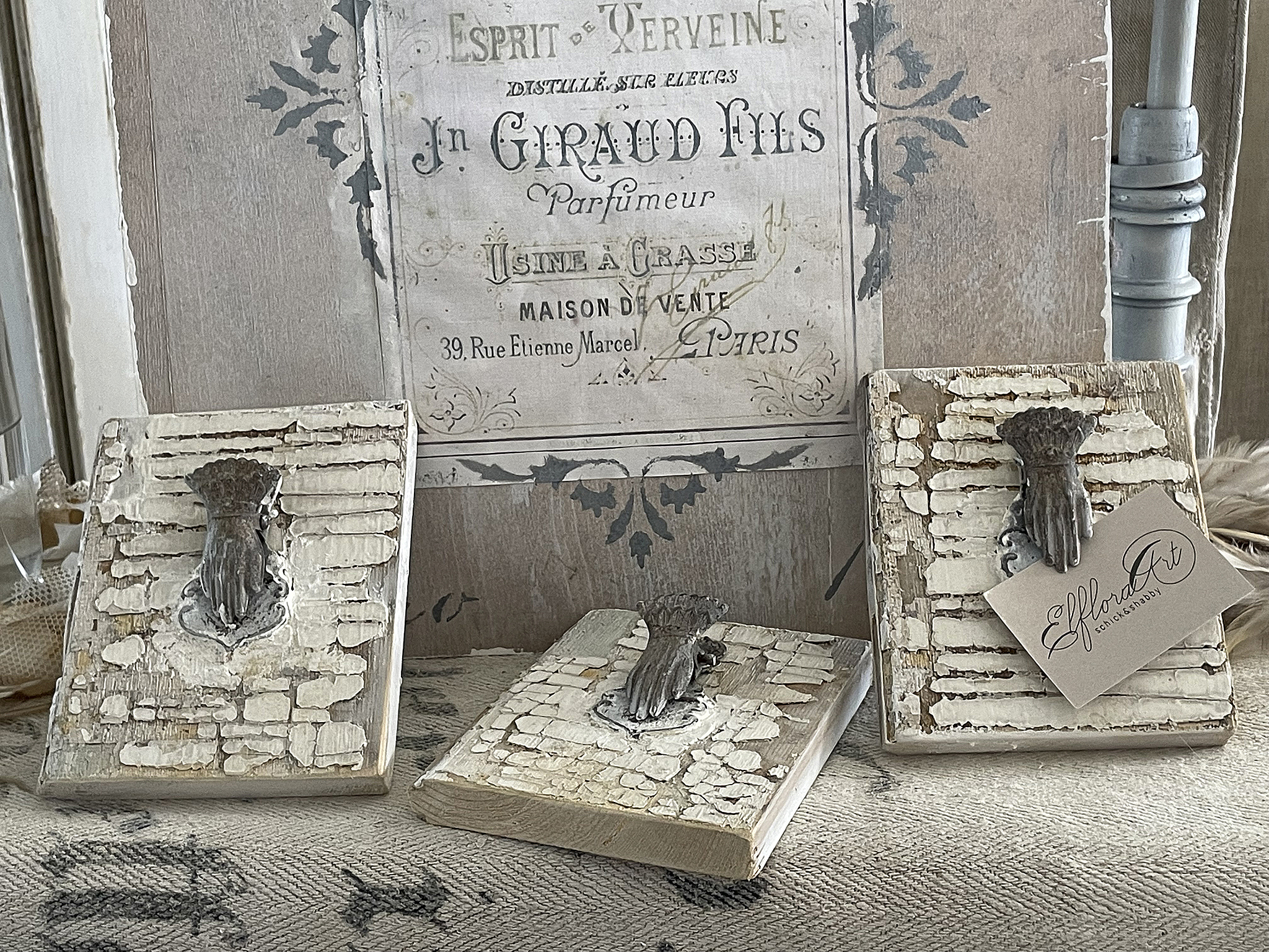 Antike Briefklammer -Hand- auf altem Holzbrettchen ***