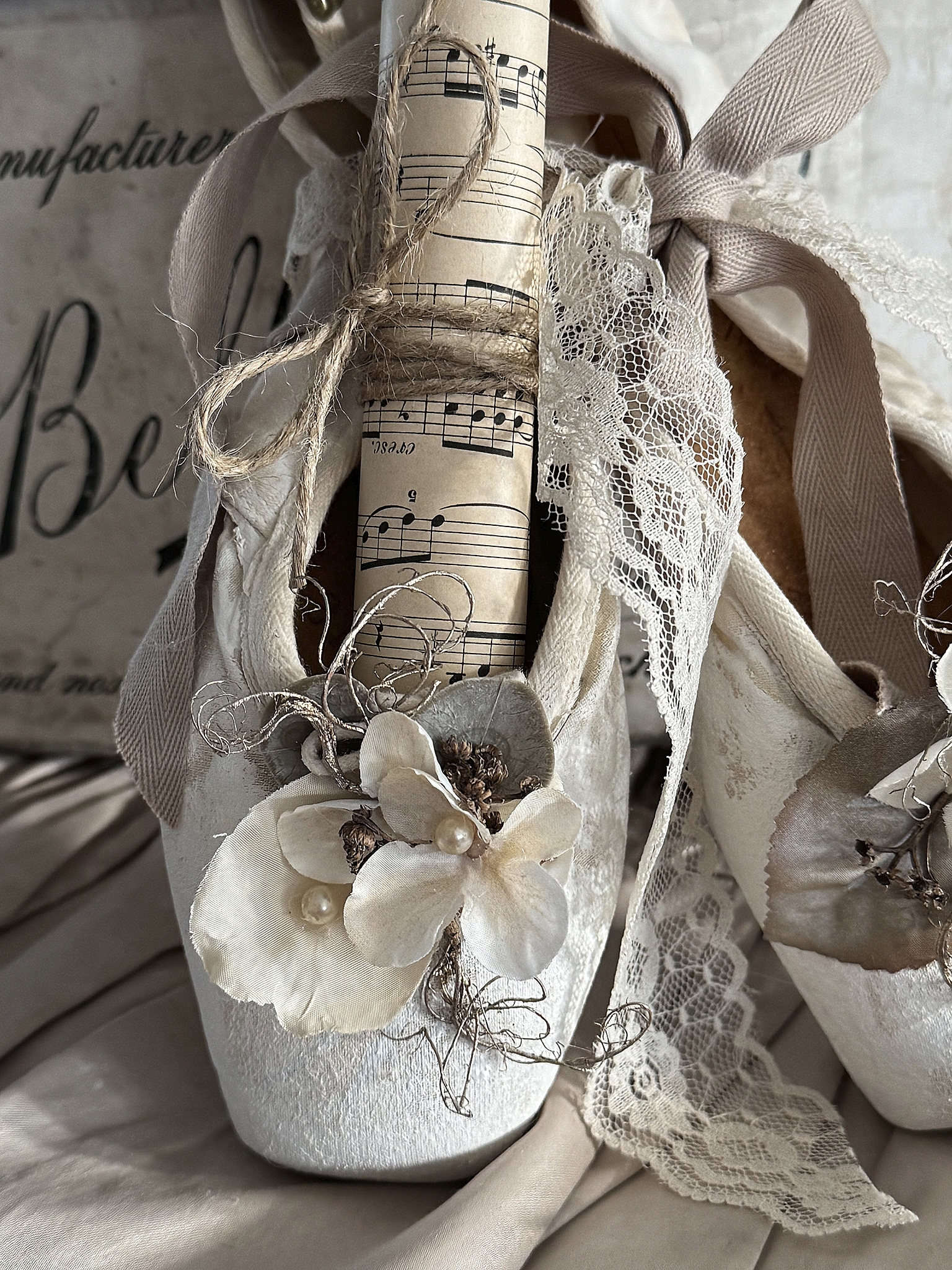 Alte Spitzenschuhe aus Leinen mit Notenblatt***