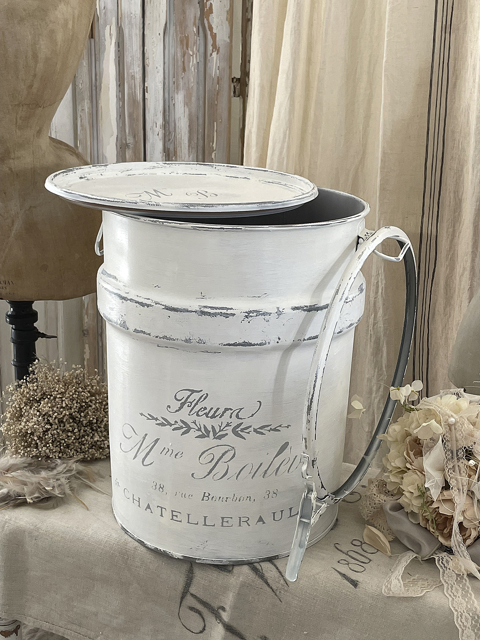 Dekorative Metallkanne mit Deckel im Vintage-Stil Weiße Vintage-Metallkanne mit Deckel und Verzierungen