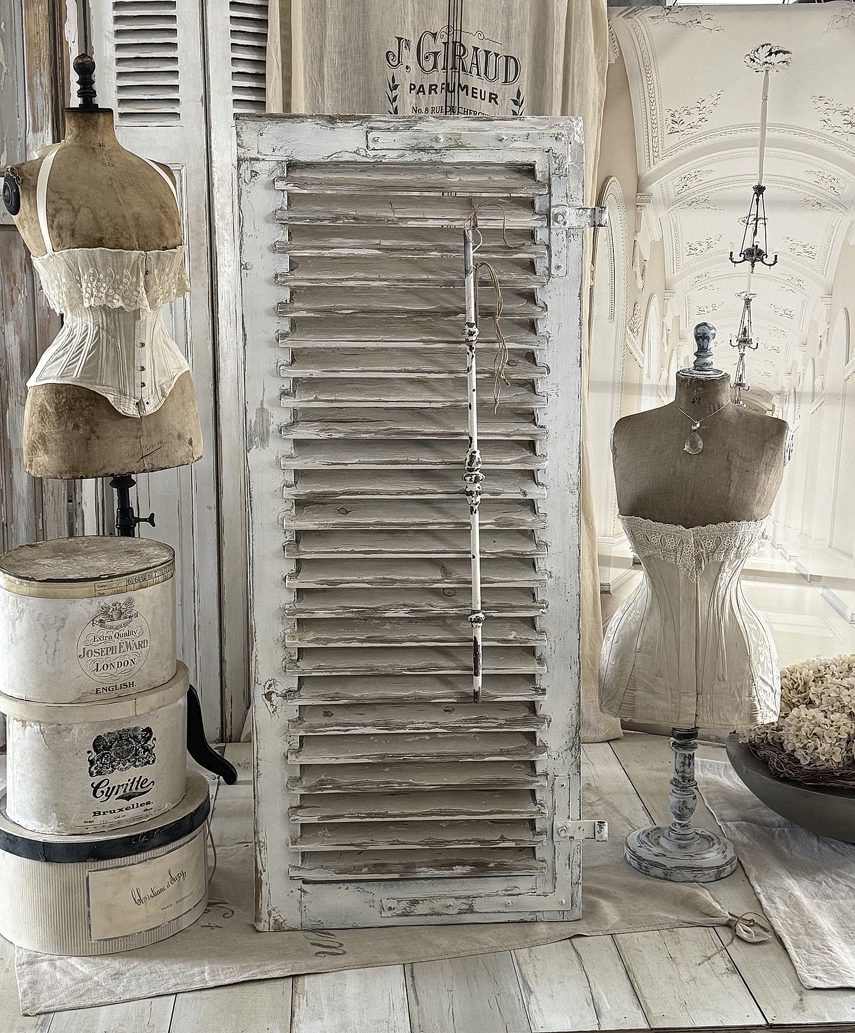 Antiker Lamellenladen mit Geländerstab creme-weiß***