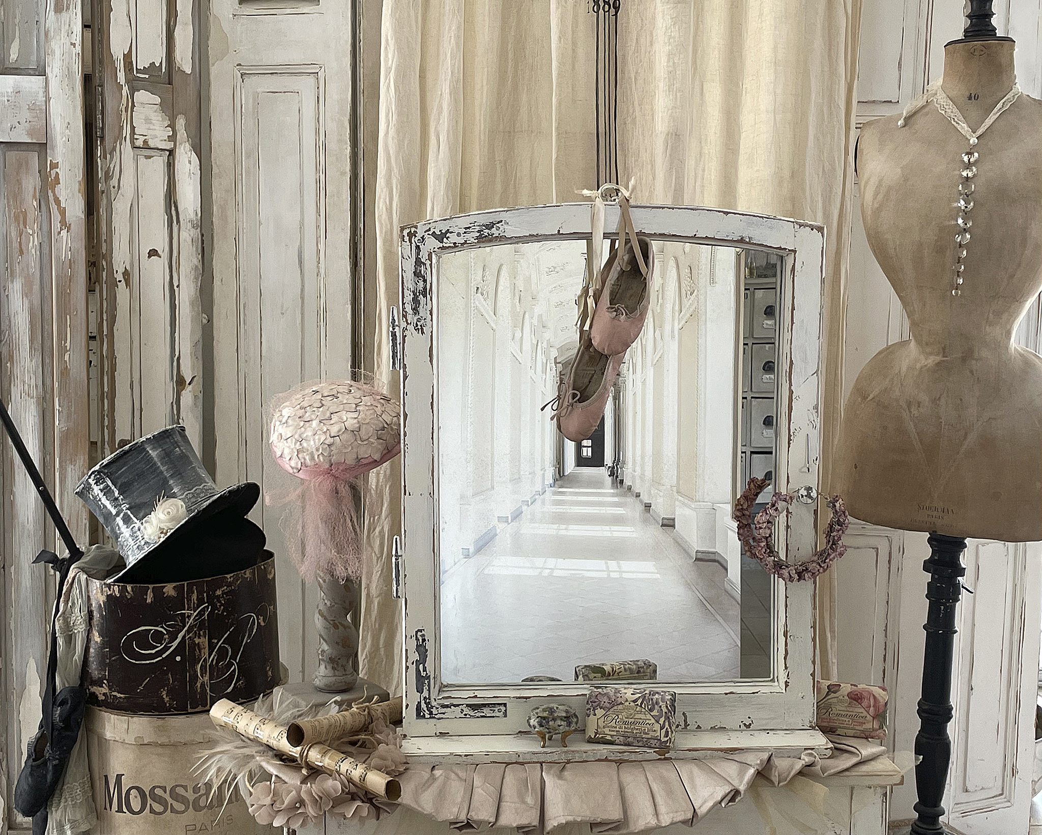 Dekoratives Arrangement mit einem Spiegel, Ballettschuhen, Hüten und einer Schneiderpuppe in einem nostalgischen Ambiente