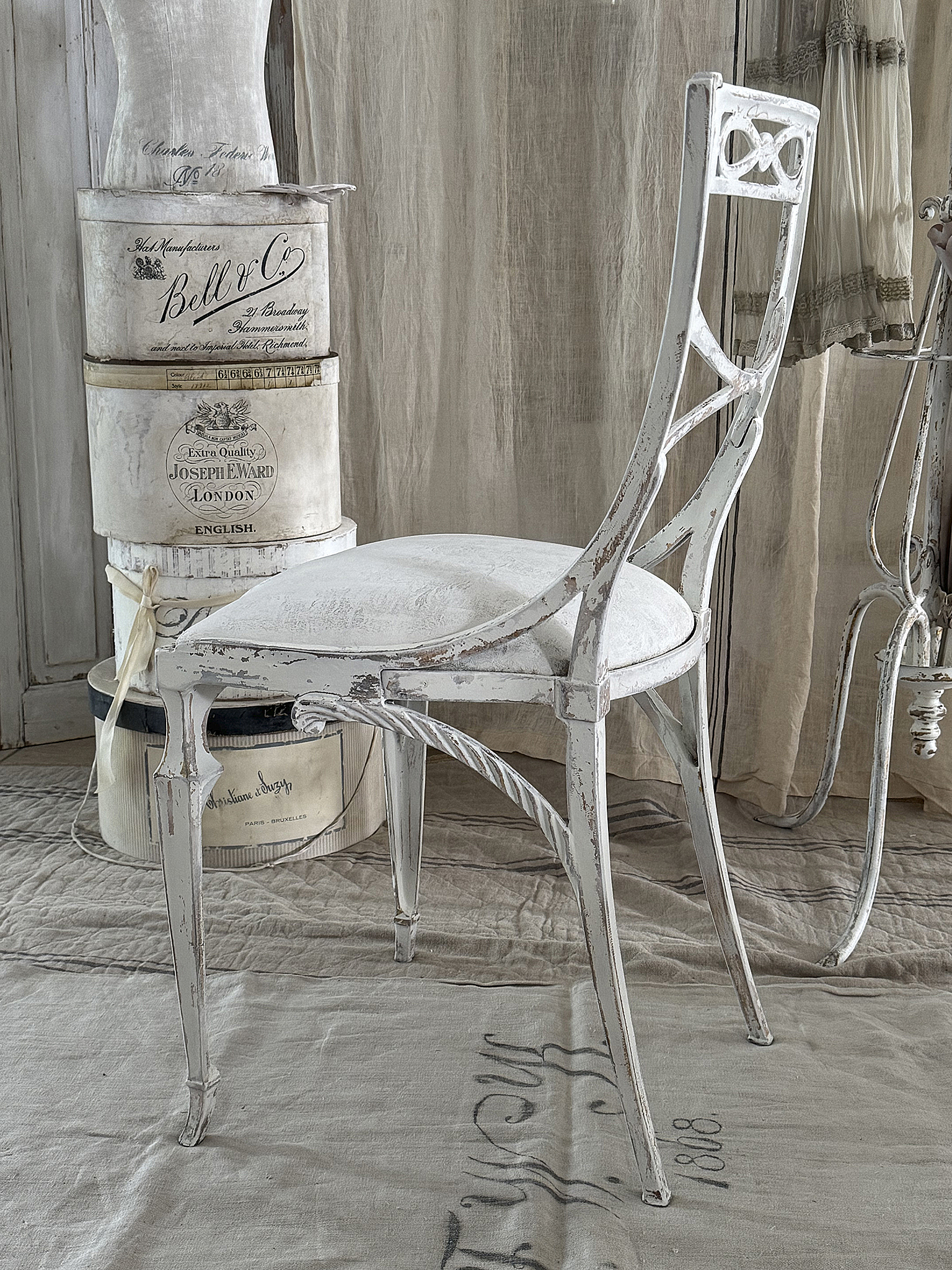 Alter edler Metallstuhl mit Polster***