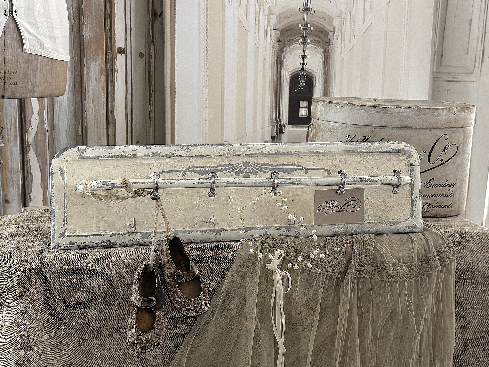 Alte Hakenleiste im Shabby-Chic – Vintage-Handtuchhalter mit Jugendstil-Kacheln***
