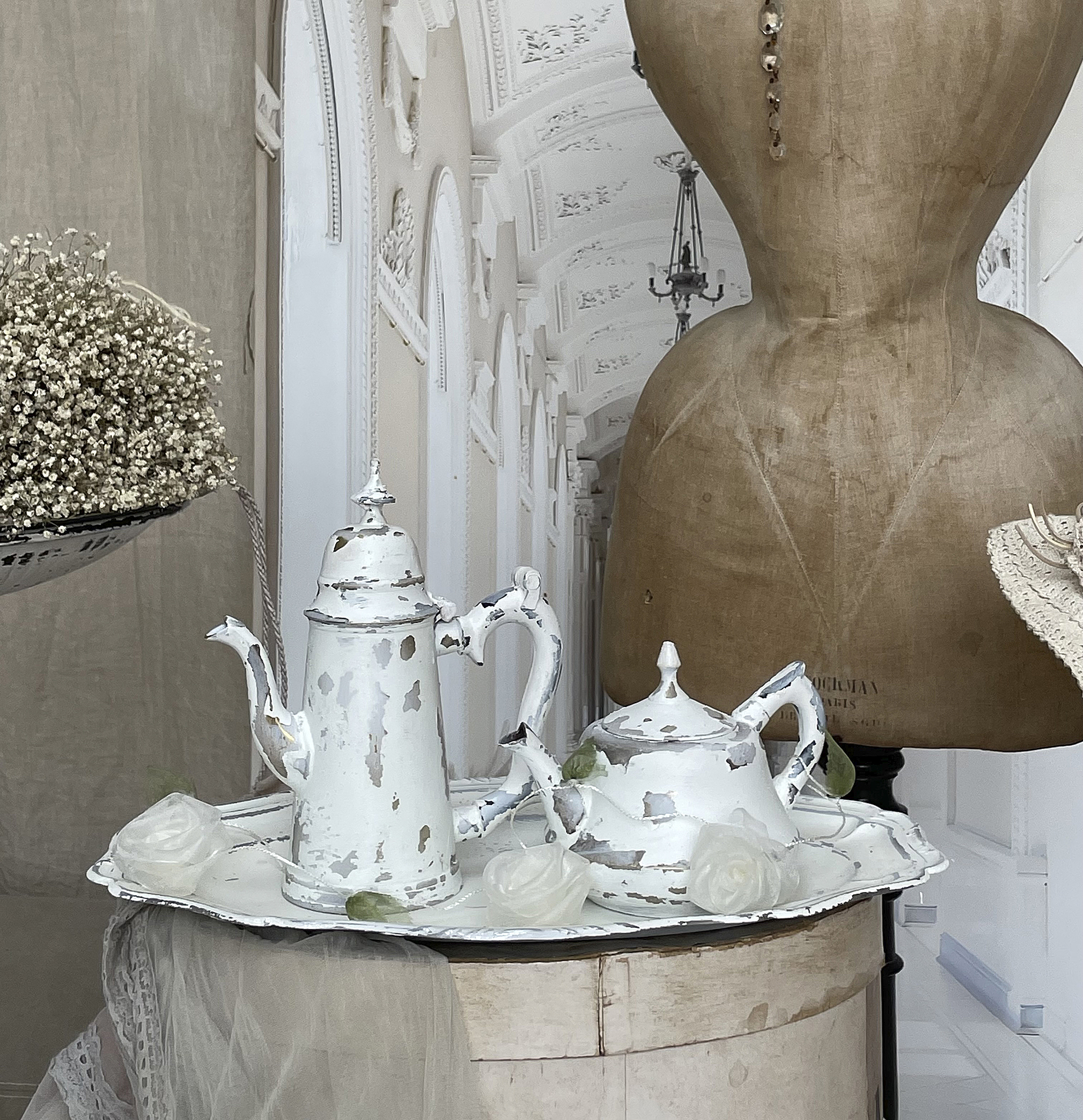 Antike Teekanne und Zuckergefäß auf einem Vintage-Tablett Dekorative antike Teekanne und Zuckergefäß auf einem Tablett mit weißen Rosen und einem vintage Kleidungsstück im Hintergrund