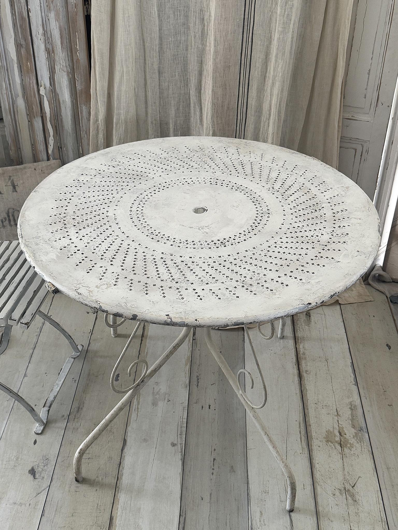 Französischer Gartentisch aus Eisen – nostalgischer Charme mit authentischer Patina***