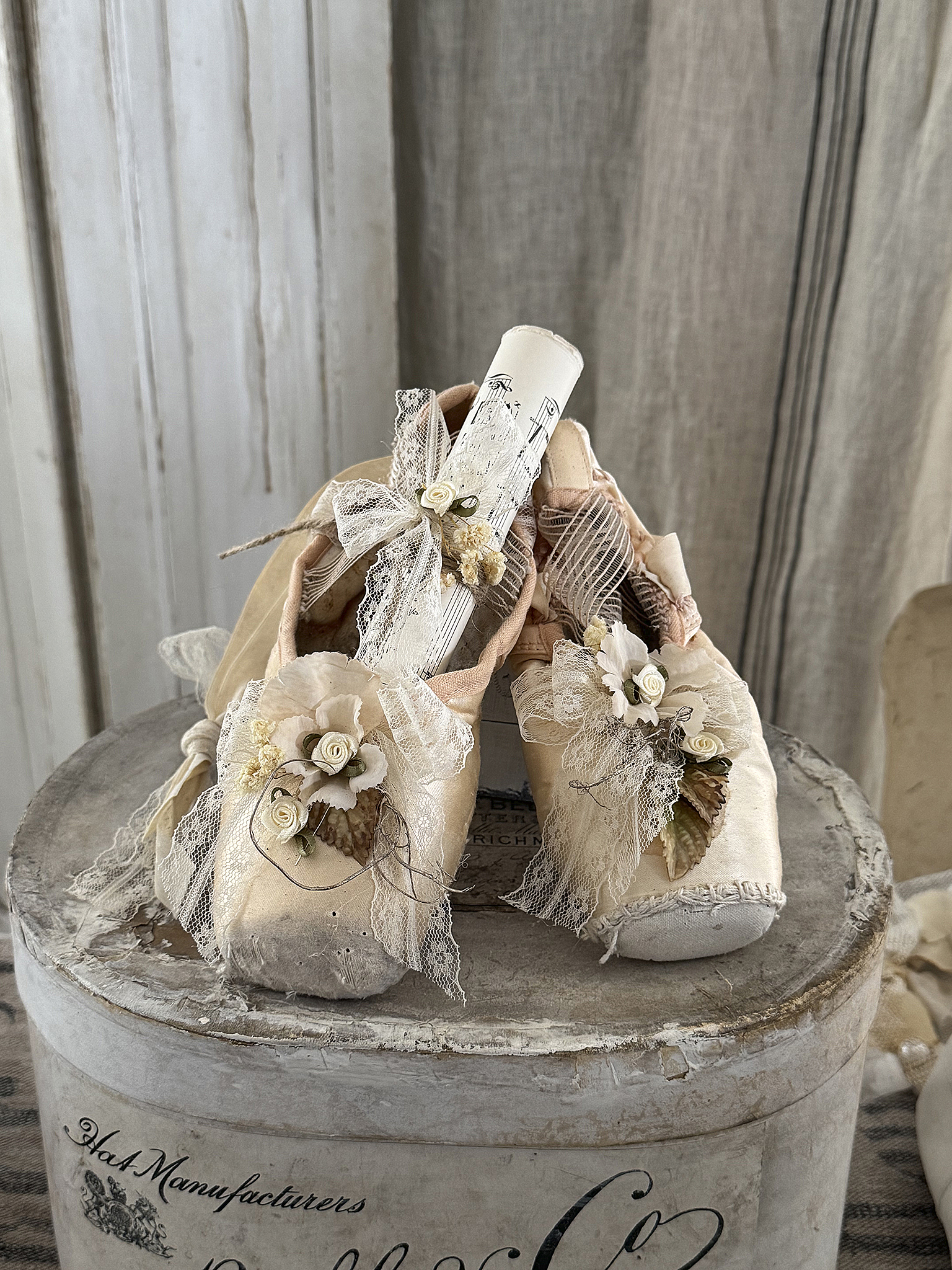 Romantisches Vintage-Unikat mit alten Spitzenschuhen – zauberhafte Dekoration mit Geschichte***