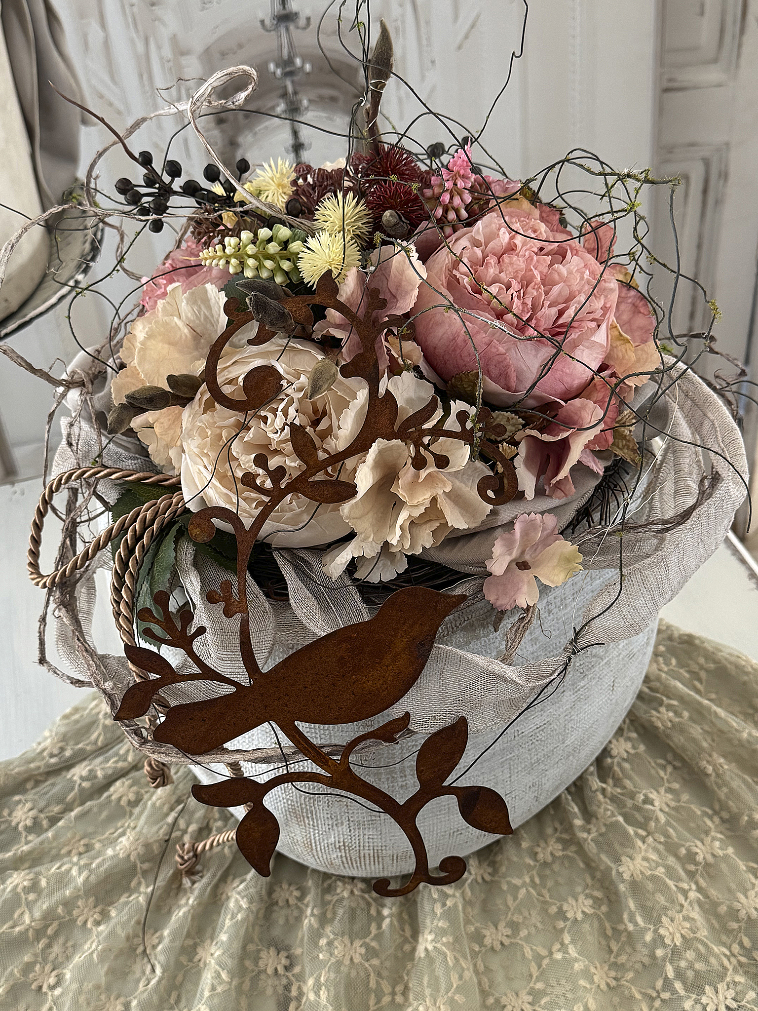 Kunstblumen-Arrangement mit Steinzeugvase, Rosen, Naturflechten & Vogelmedaillon***