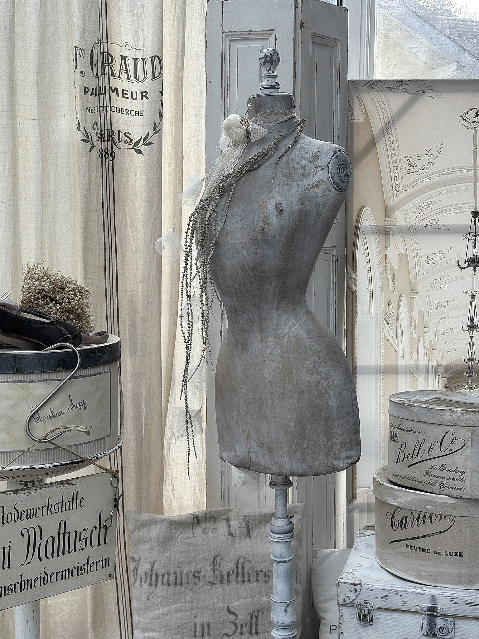 Antiker Schneider-Dummy in charmantem Ambiente Alter Schneider-Dummy mit Schmuck und Deko in einem stilvollen Raum