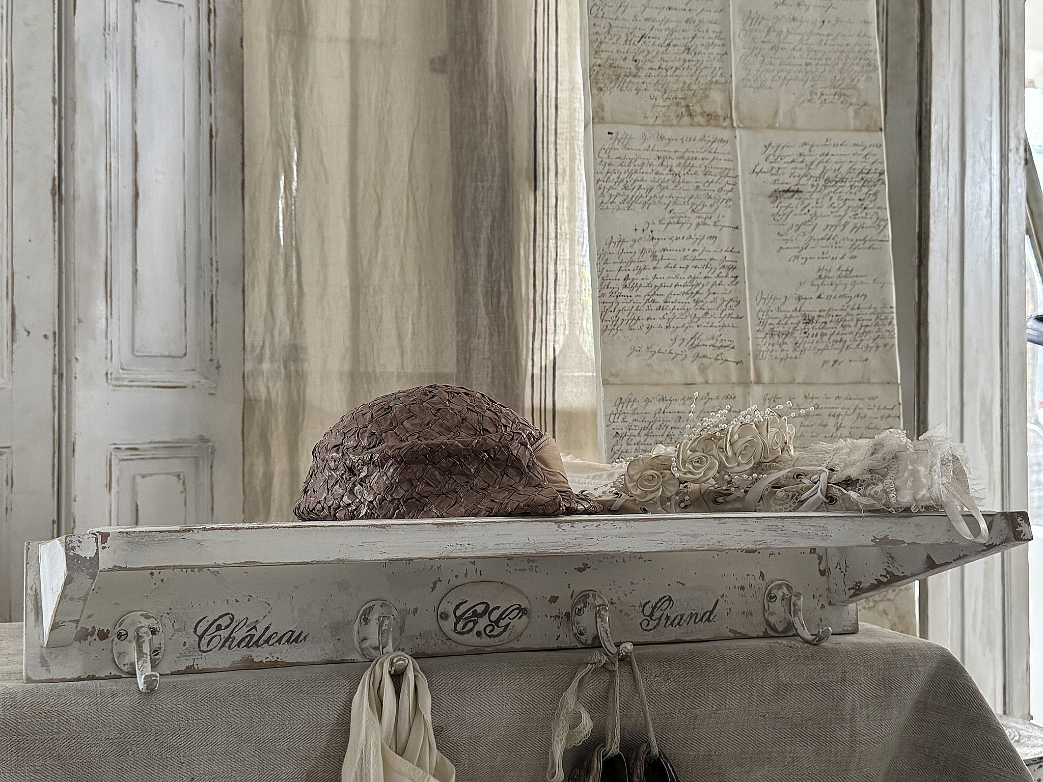 Altes Garderobenregal mit Ablage***