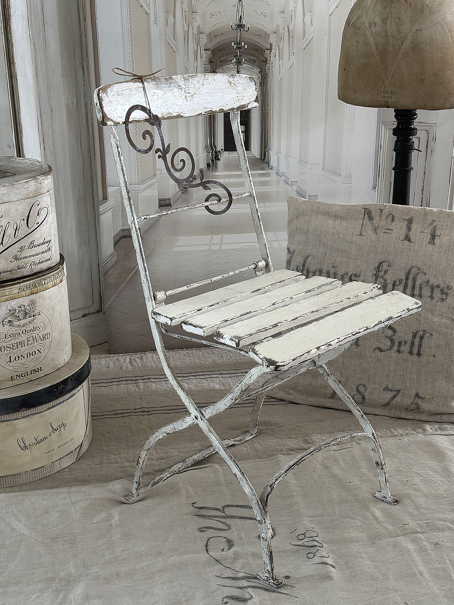 Alter Klappstuhl im weißen Shabby-Look – mit liebevollen Details & Patina***