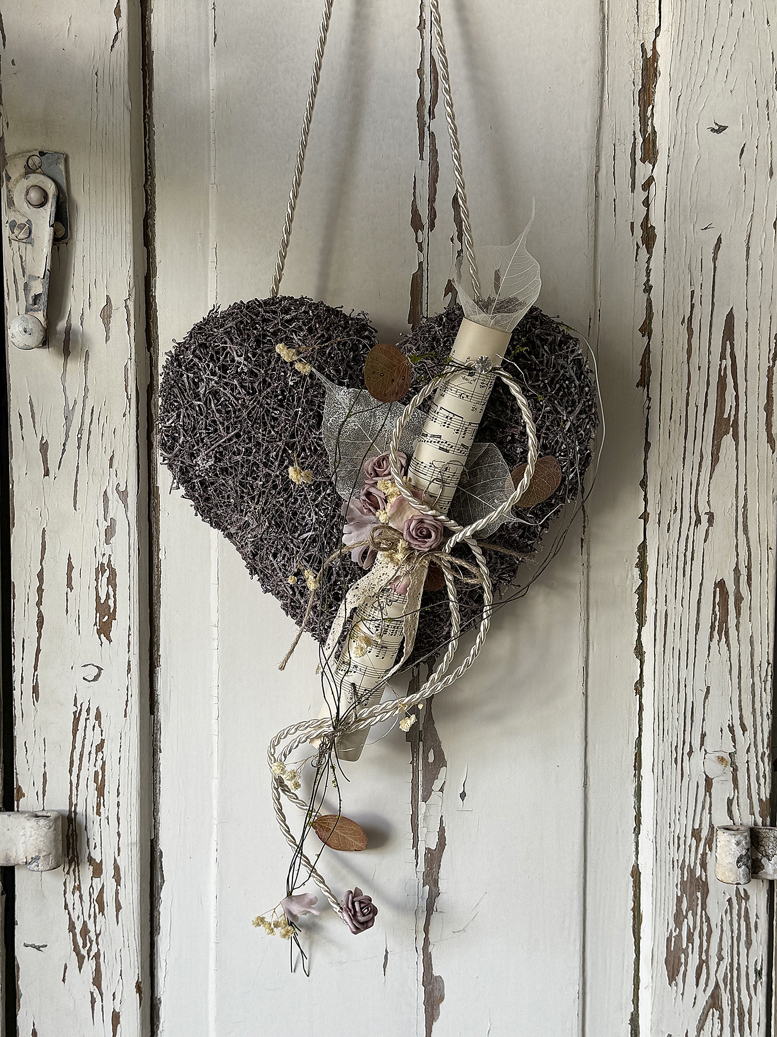 Beerenfarbenes Rebenherz mit Vintage-Notenblatt – romantische Landhausdeko im Shabby-Chic-Stil 1***
