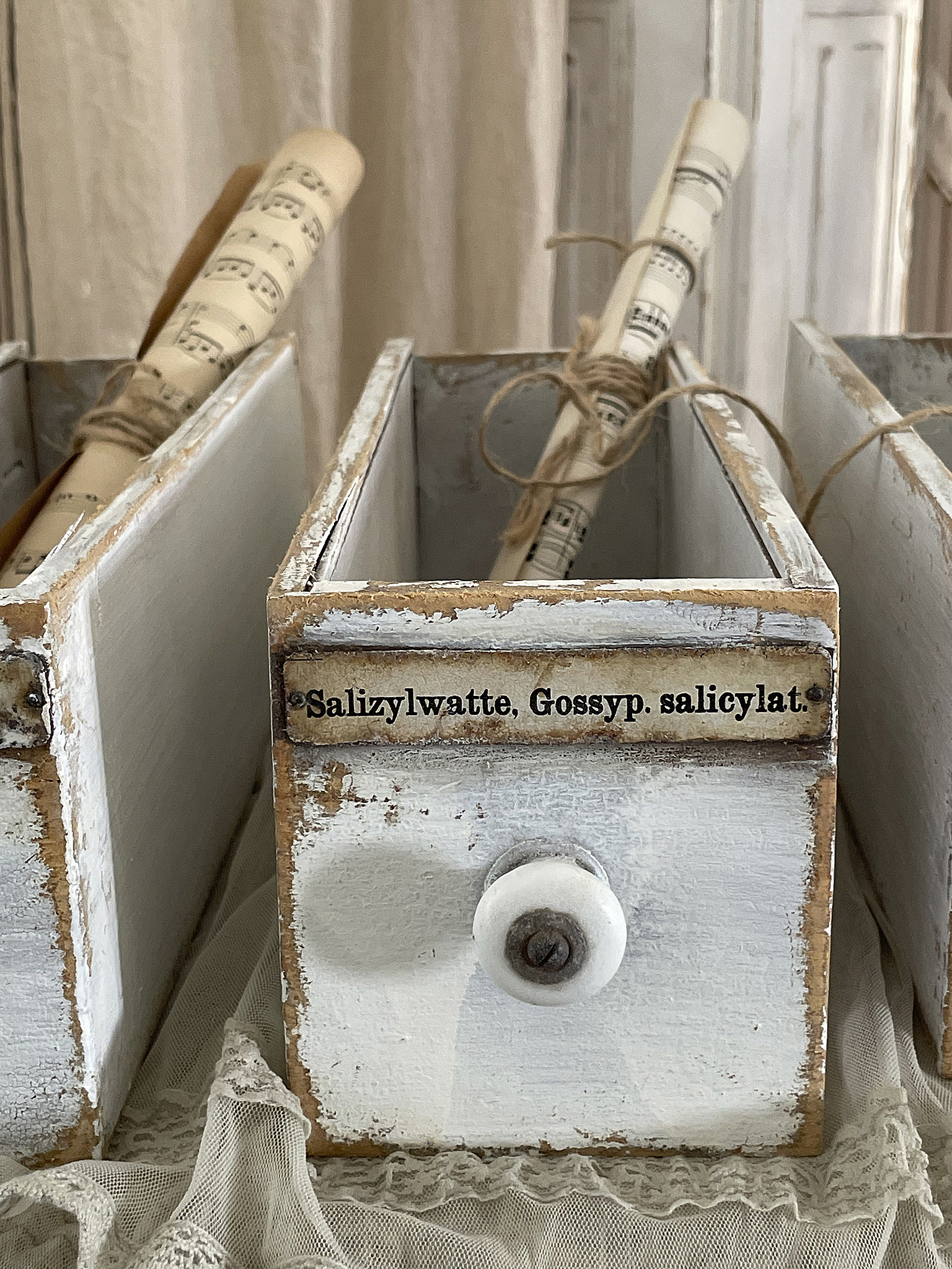 Dekorative Holzkisten mit antikem Finish Holzkisten mit altem Design und Notenrollen, passend für stilvolle Aufbewahrung.