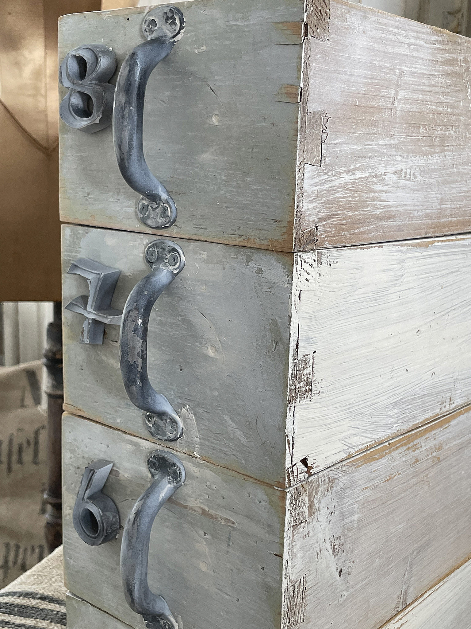 Rustikale Holzkiste mit Metallgriffen Detailaufnahme einer rustikalen Holztruhe mit grauen Metallgriffen und nummerierten Fächern