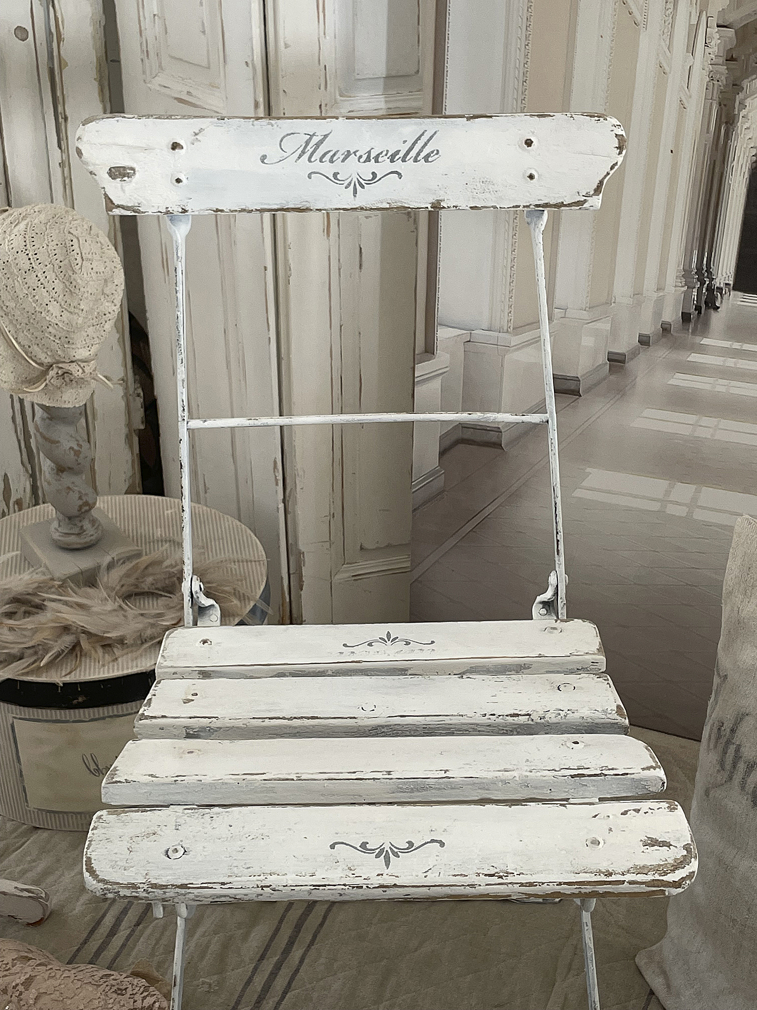 Schöner weißer Klappstuhl im Vintage-Stil mit der beschrifteten Rückenlehne 'Marseille'