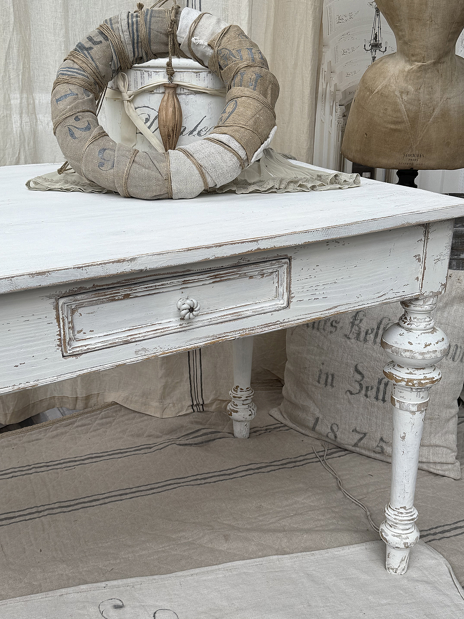 Antiker großer Gründerzeittisch im Shabby Chic***