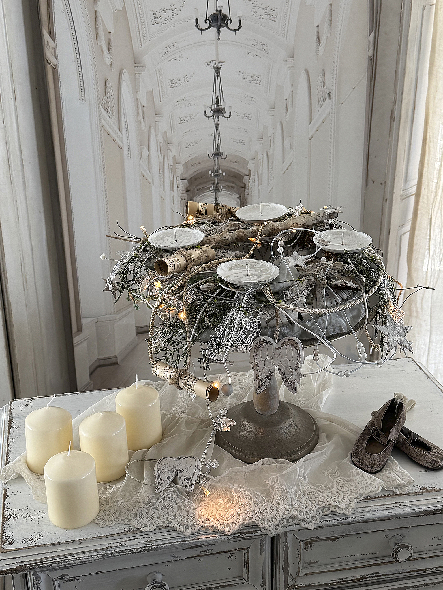 Zauberhafter handgefertigter Adventskranz auf nostalgischer Fußschale – Romantischer Shabby Chic mit Lichterglanz***