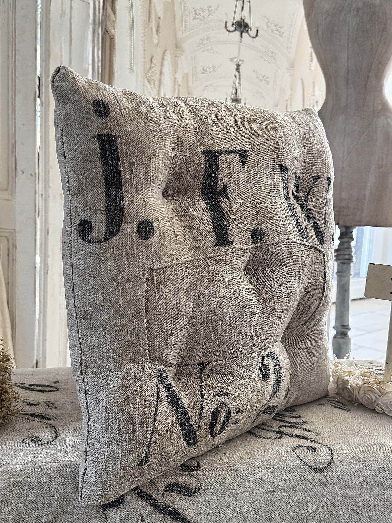 Vintage- Stuhlkissen aus antikem Mehlsack – mit Originaldruck***