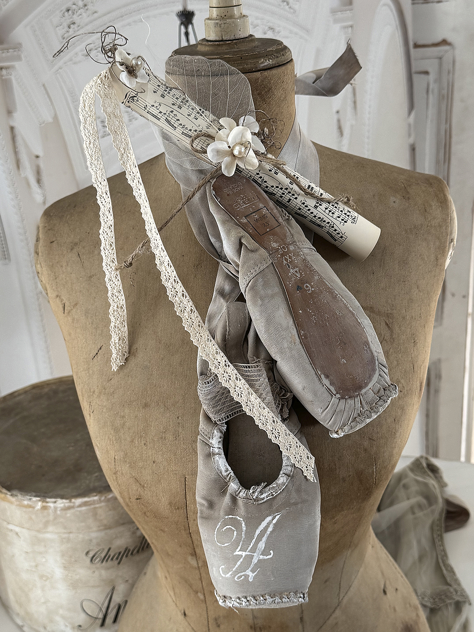 Vintage Spitzenschuhe Sandtaupe mit Monogramm A***
