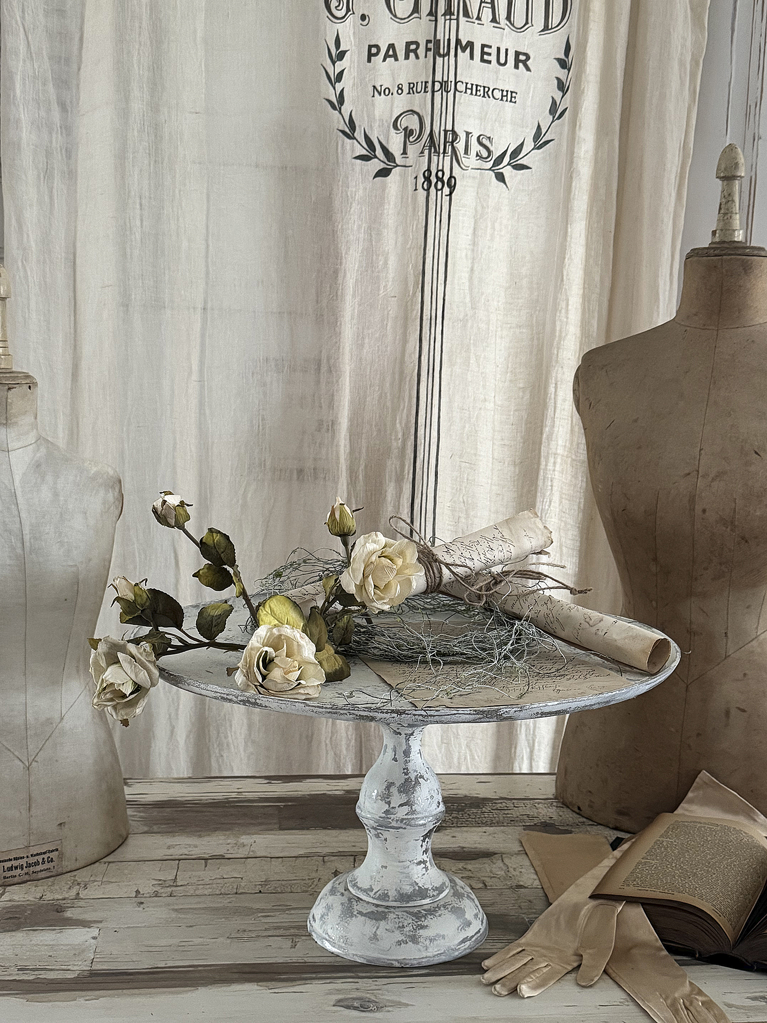 Dekorative große Fußschale im weißen Shabby-Kleid – ein romantisches Ensemble***