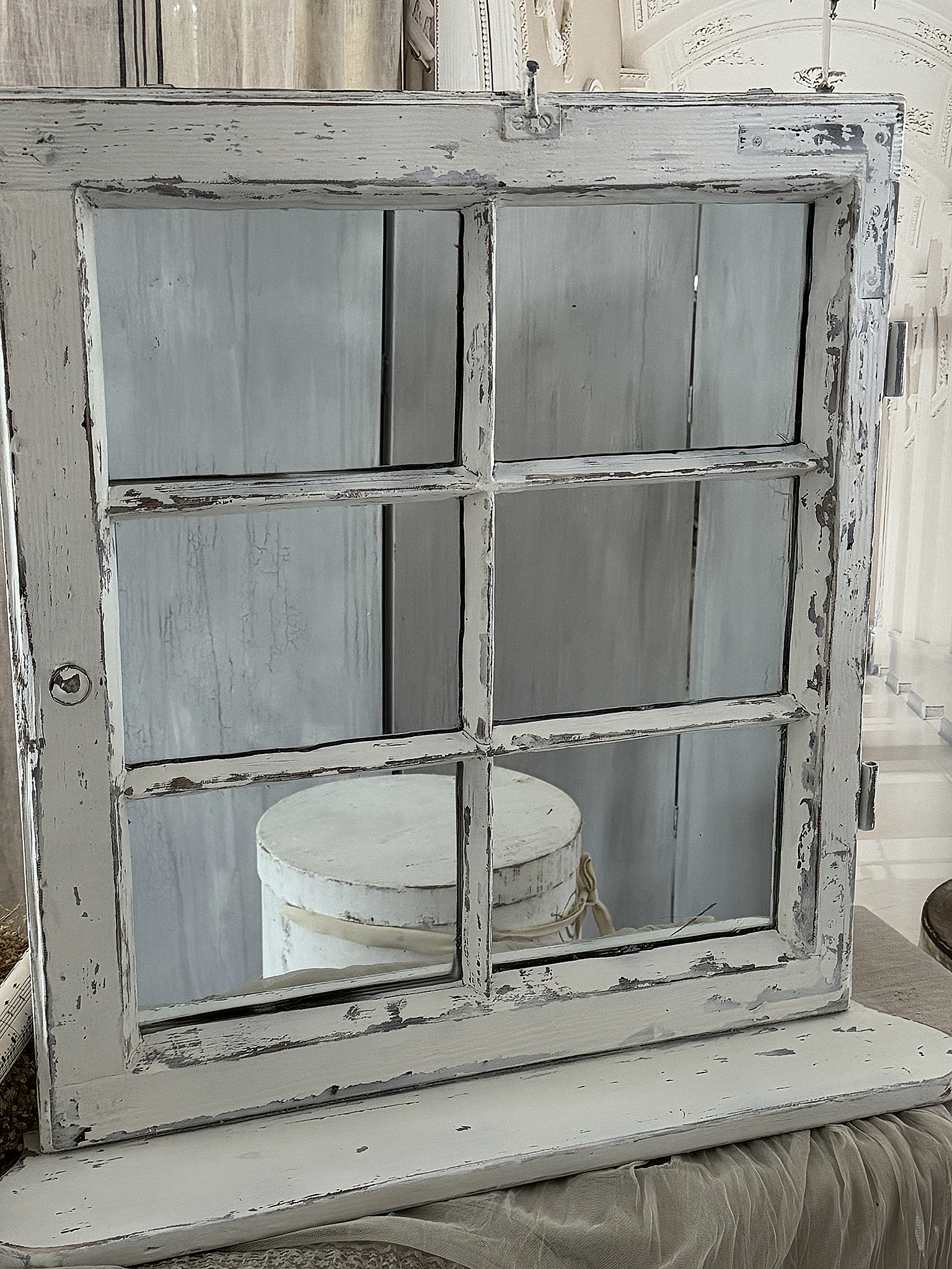 Altes Sprossen-Spiegelfenster mit Fensterbank***