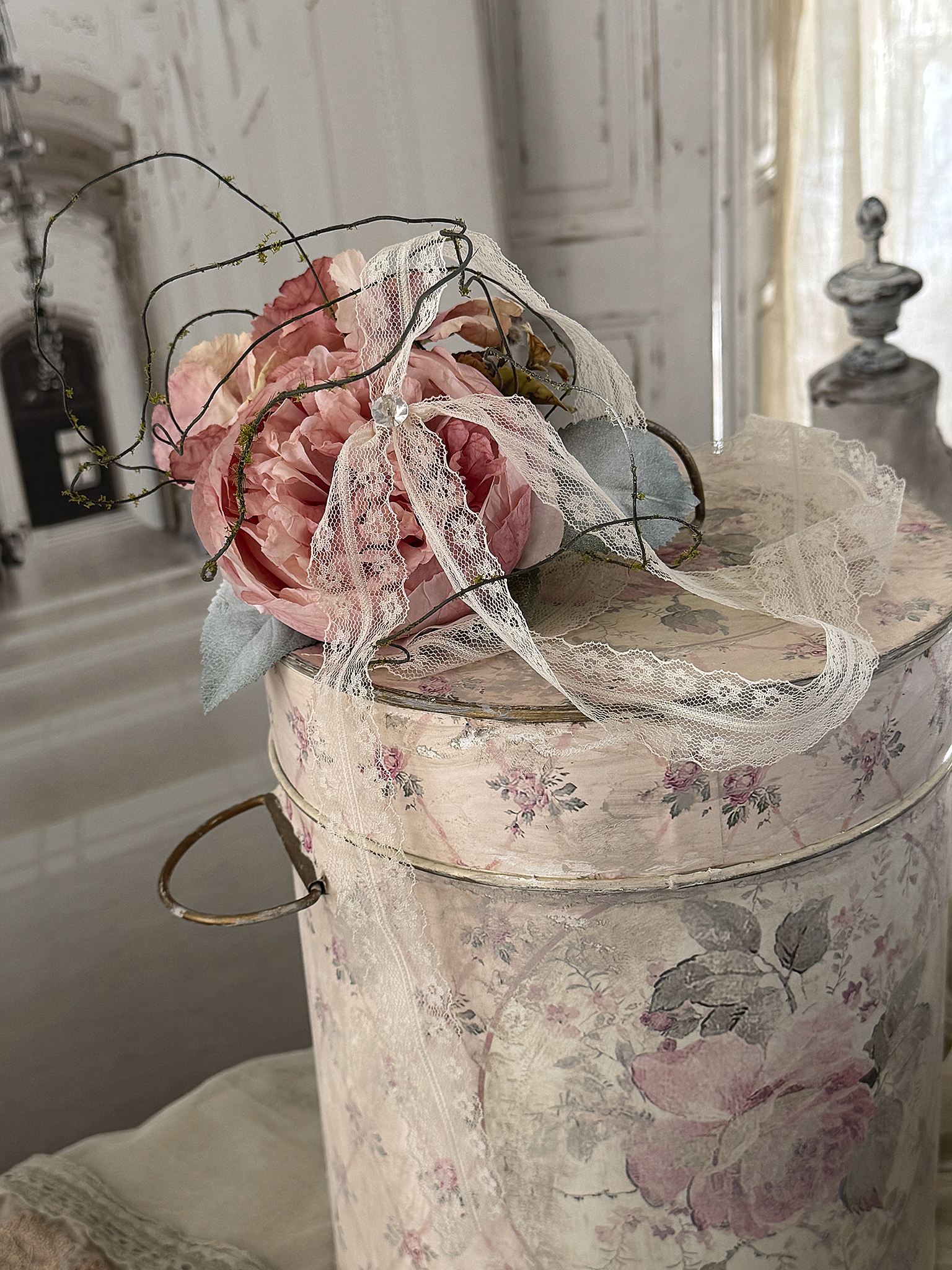 Alte Blechdose mit Rosen – romantisches Vintage-Arrangement