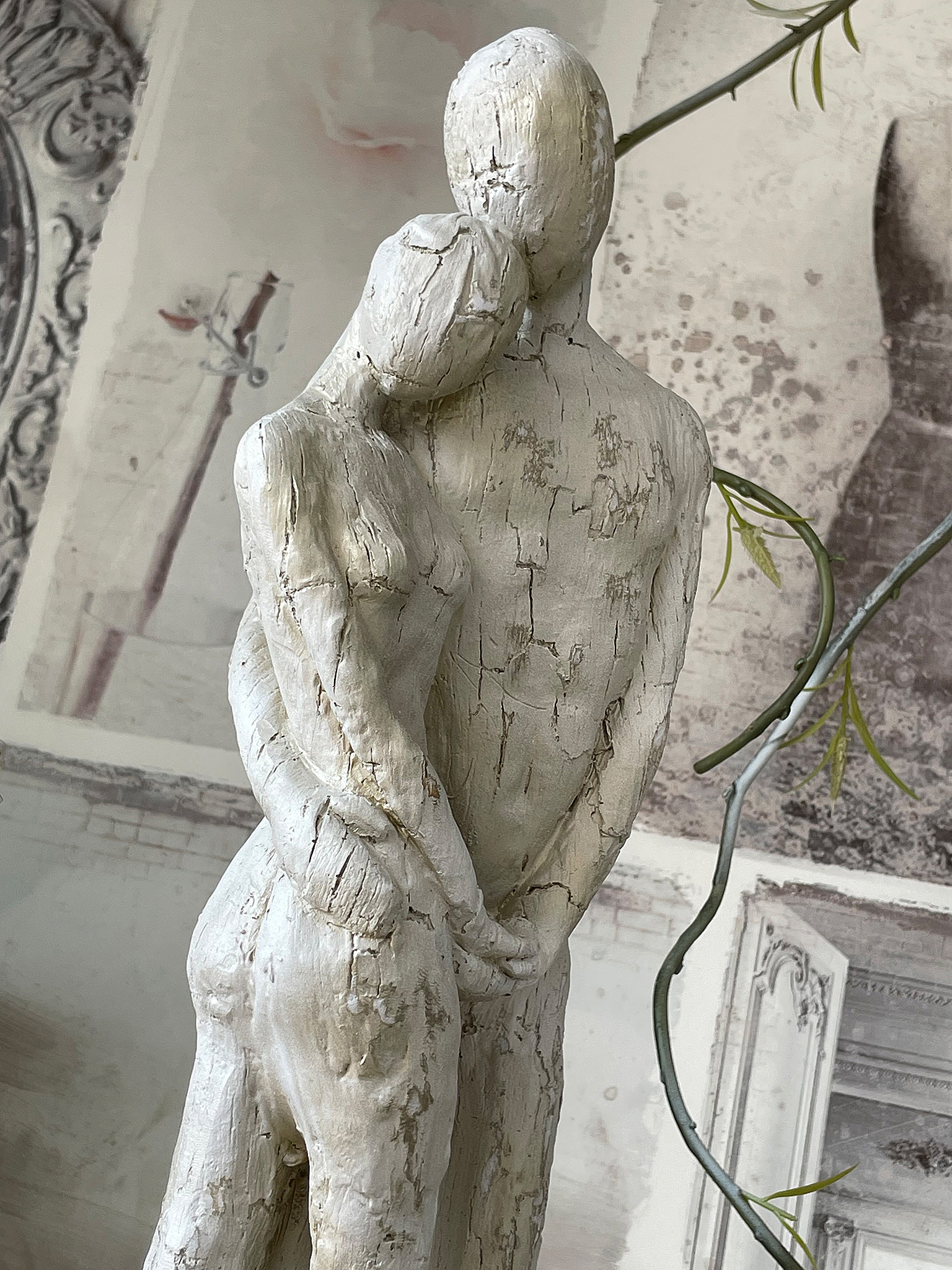 Skulptur eines Liebespaares in künstlerischem Design Künstlerische Skulptur eines sich umarmenden Paares aus gegossenem Material
