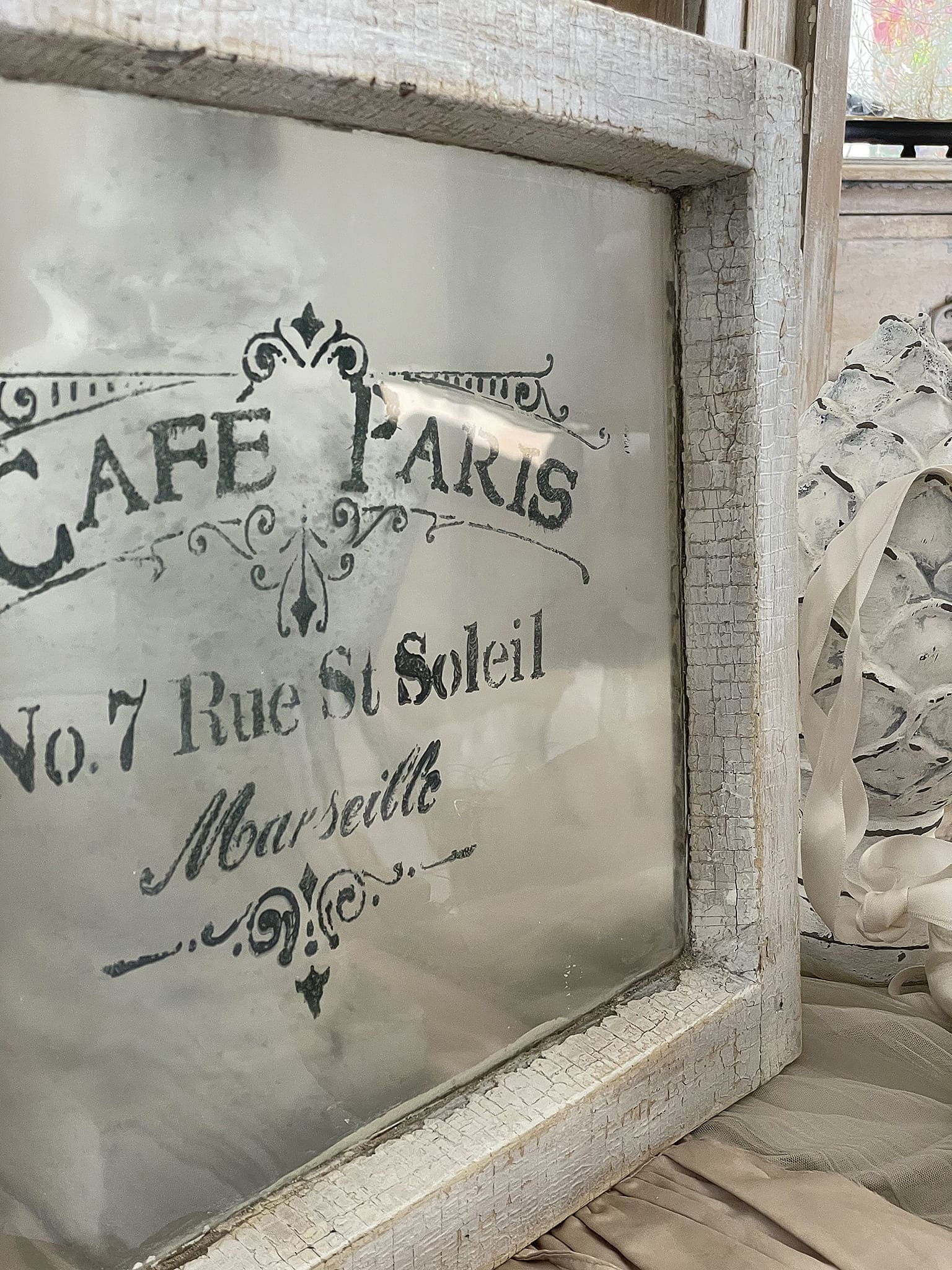 Süßes kleines Vintage Fenster Cafe Paris