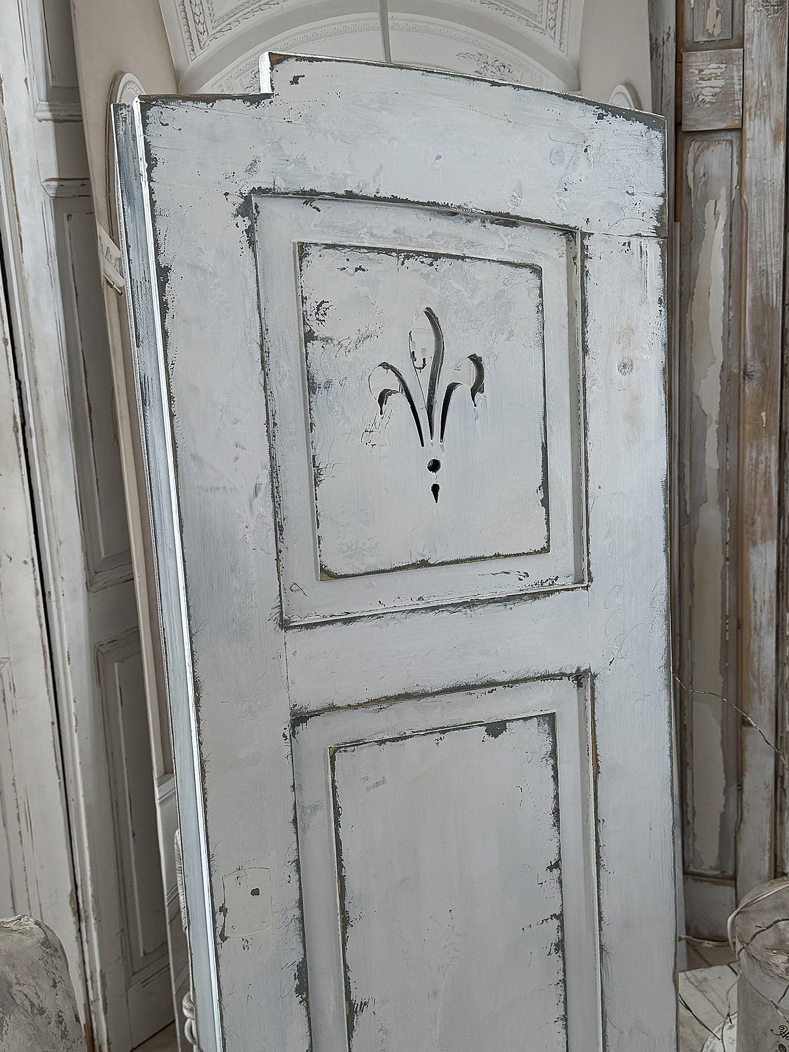 Antiker französischer Shabby-Fensterladen aus Vollholz mit Lilien-Dekor 1***