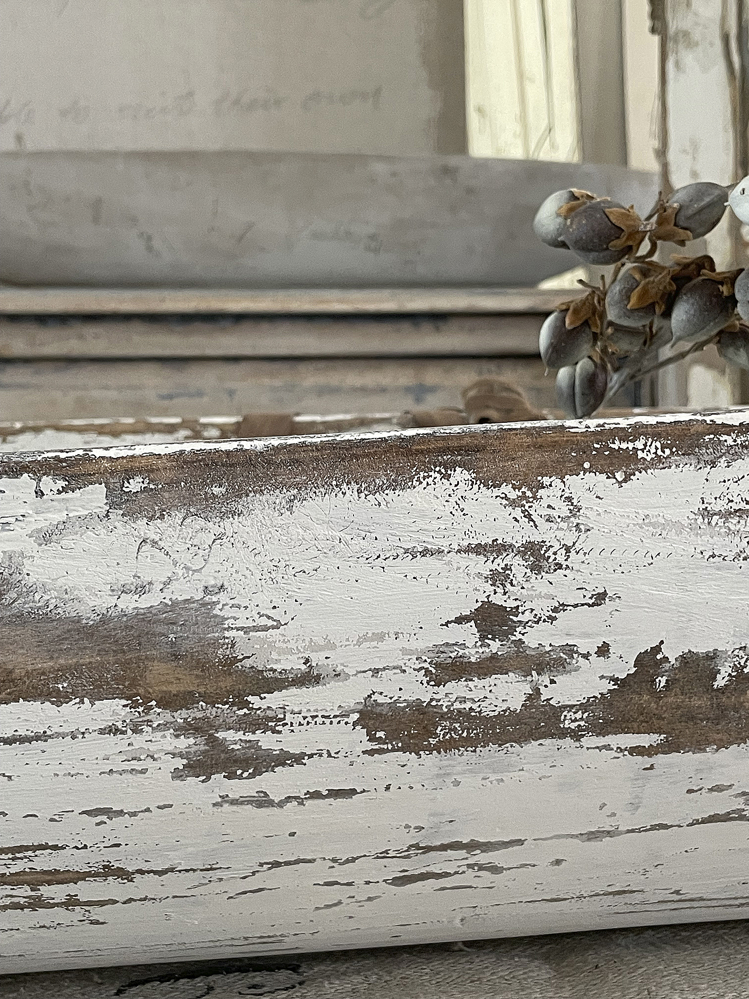 Rustikaler Holz-Look mit subtilen Farbtönen für Wohnräume Detailaufnahme eines abgenutzten Holzstücks mit dekorativen Elementen.