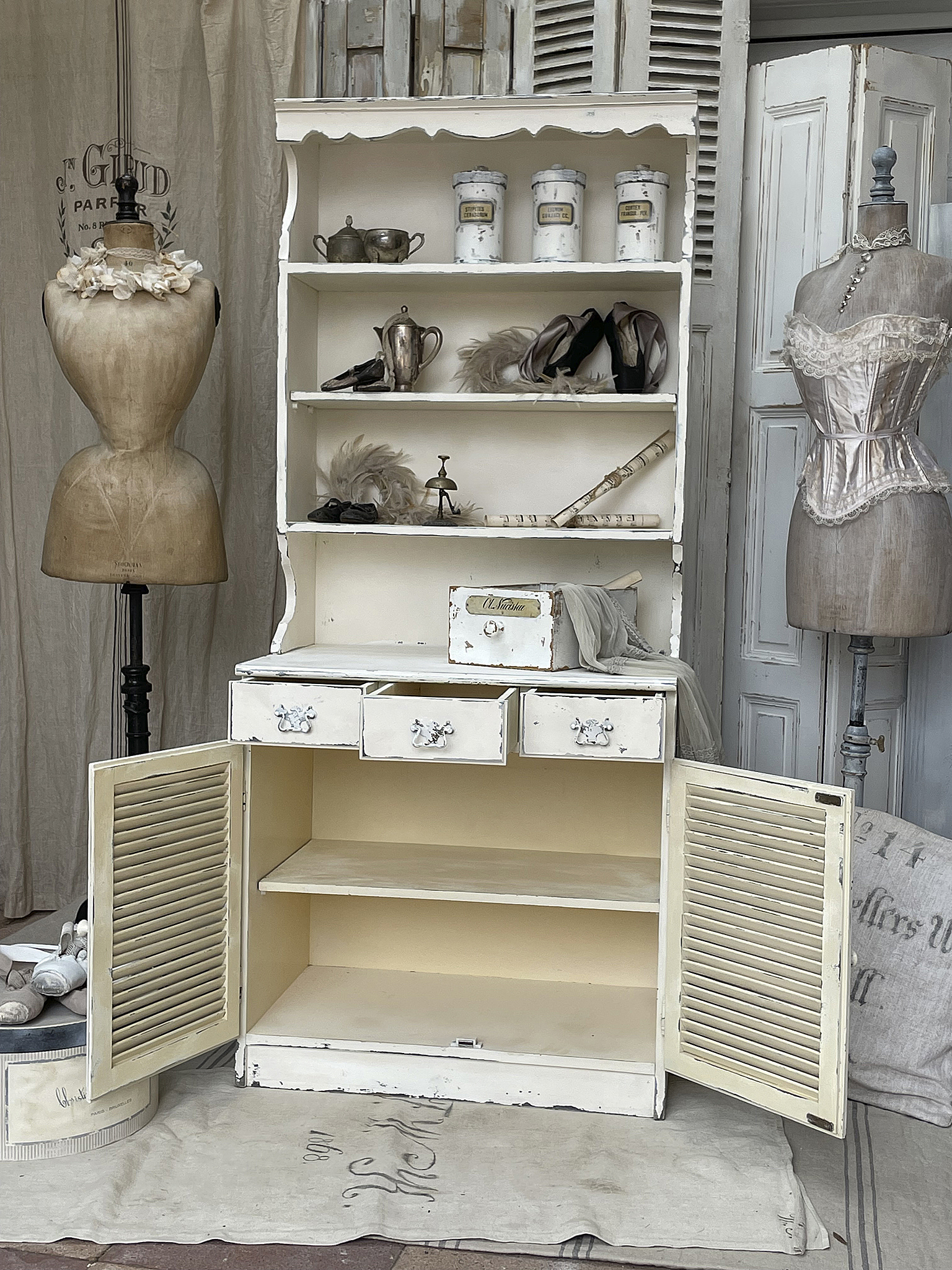 Alter zierlicher Buffet-Shabbyschrank aus Frankreich 2*** Alter zierlicher Buffet-Shabbyschrank aus Frankreich 2***