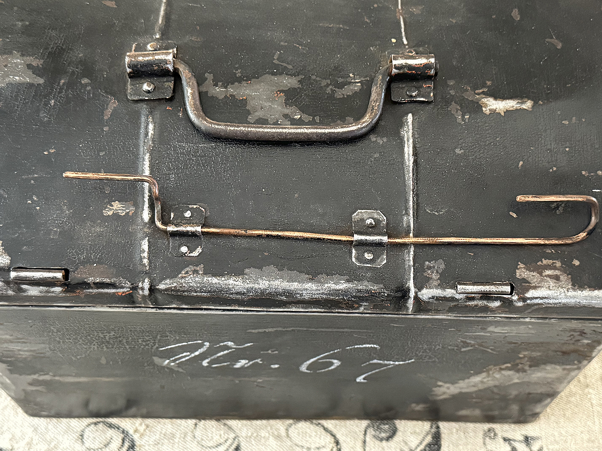 Charmante alte Metallkiste im schwarzen Originallack mit Patina***