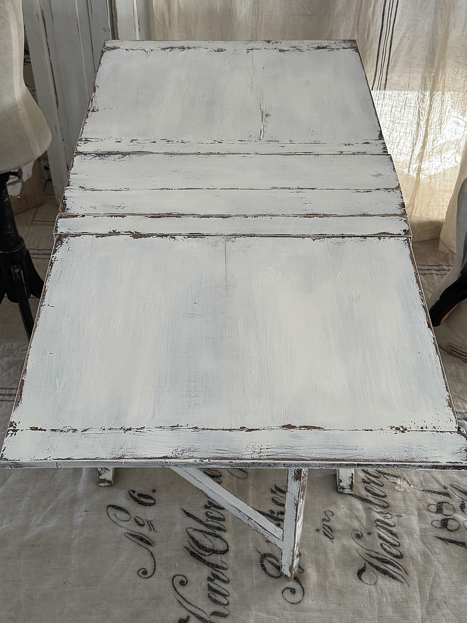 Antiker Klapptisch im Original-Vintage-Kleid