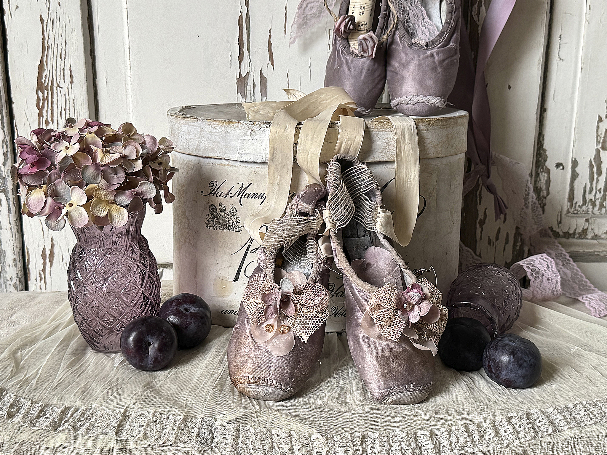 Alte Ballettspitzenschuhe im Malveton- Getanzte Erinnerung 1***