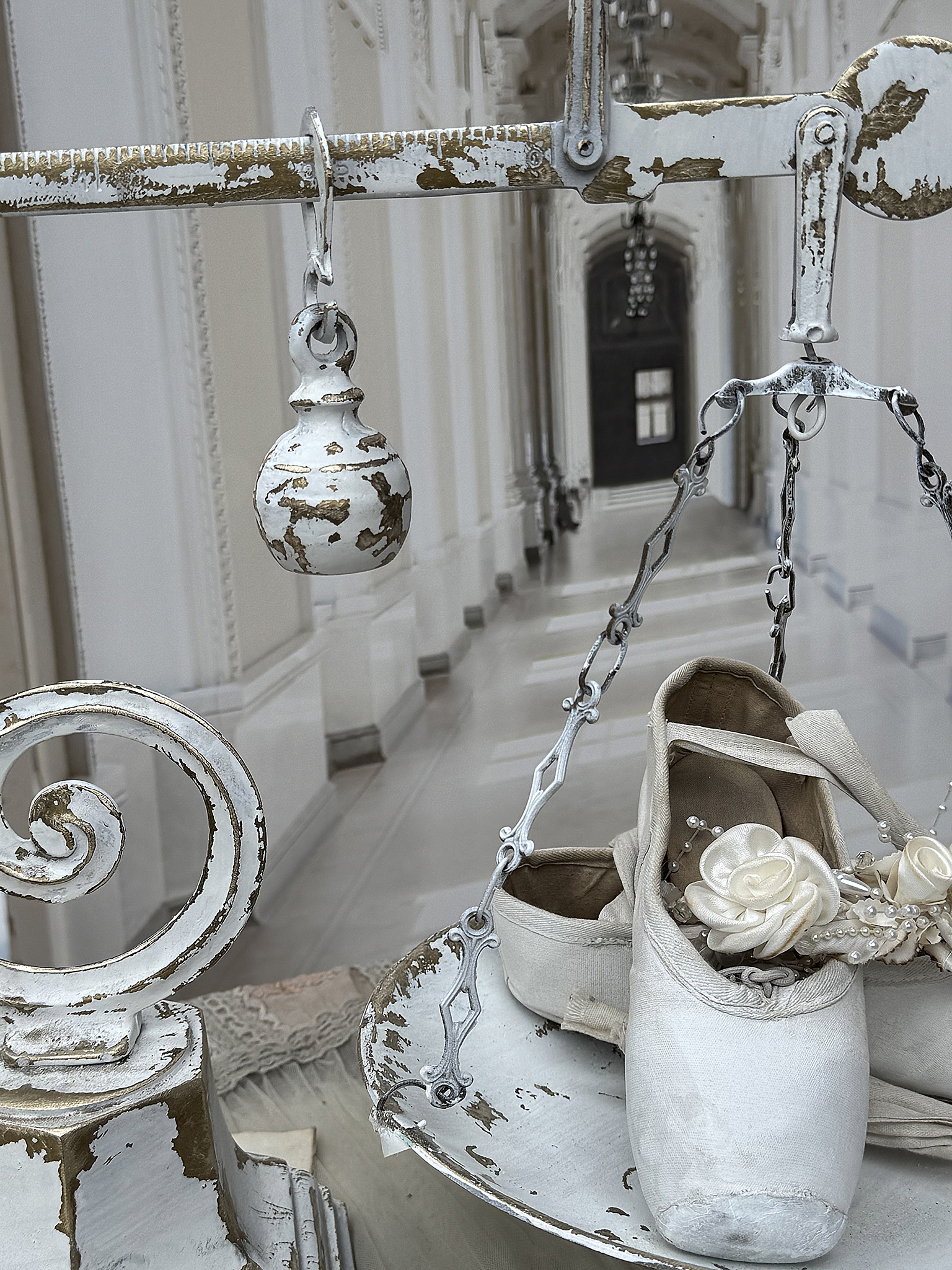  Antike große Messingbalkenwaage / Apothekerwaage – im weißen Shabby-Kleid***