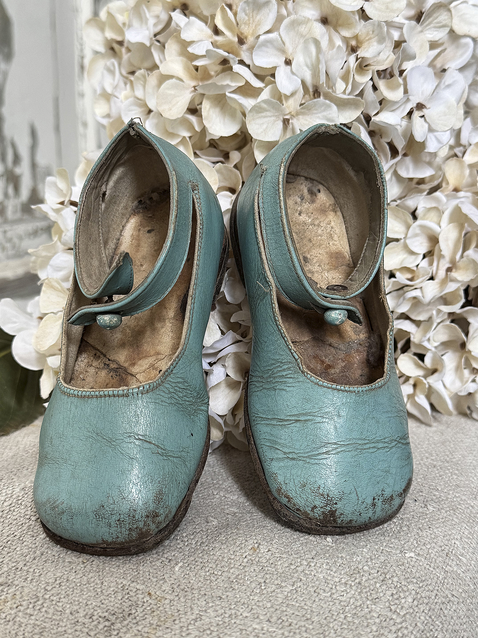  Süßes Vintage-Duo aus französischer Bonbondose und Kinderschuhen***