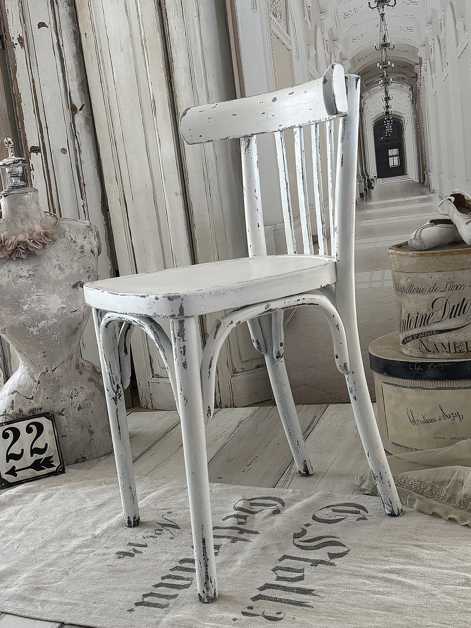 Antiker Bugholzstuhl – Matt-Weiß – Shabby  – Vintage Stuhl mit Patina***