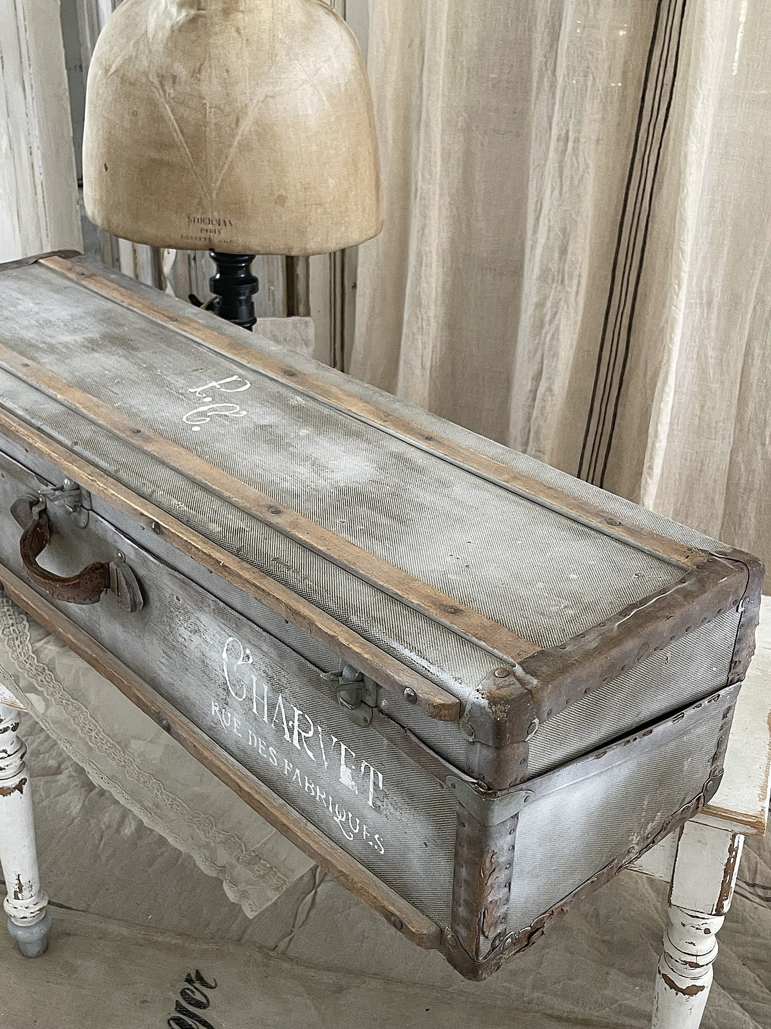 Antike Aufbewahrungskiste im Vintage-Stil Dekorative antike Kiste mit Holzrahmen und Aufschrift "Charvet, Rue des Fabricants"