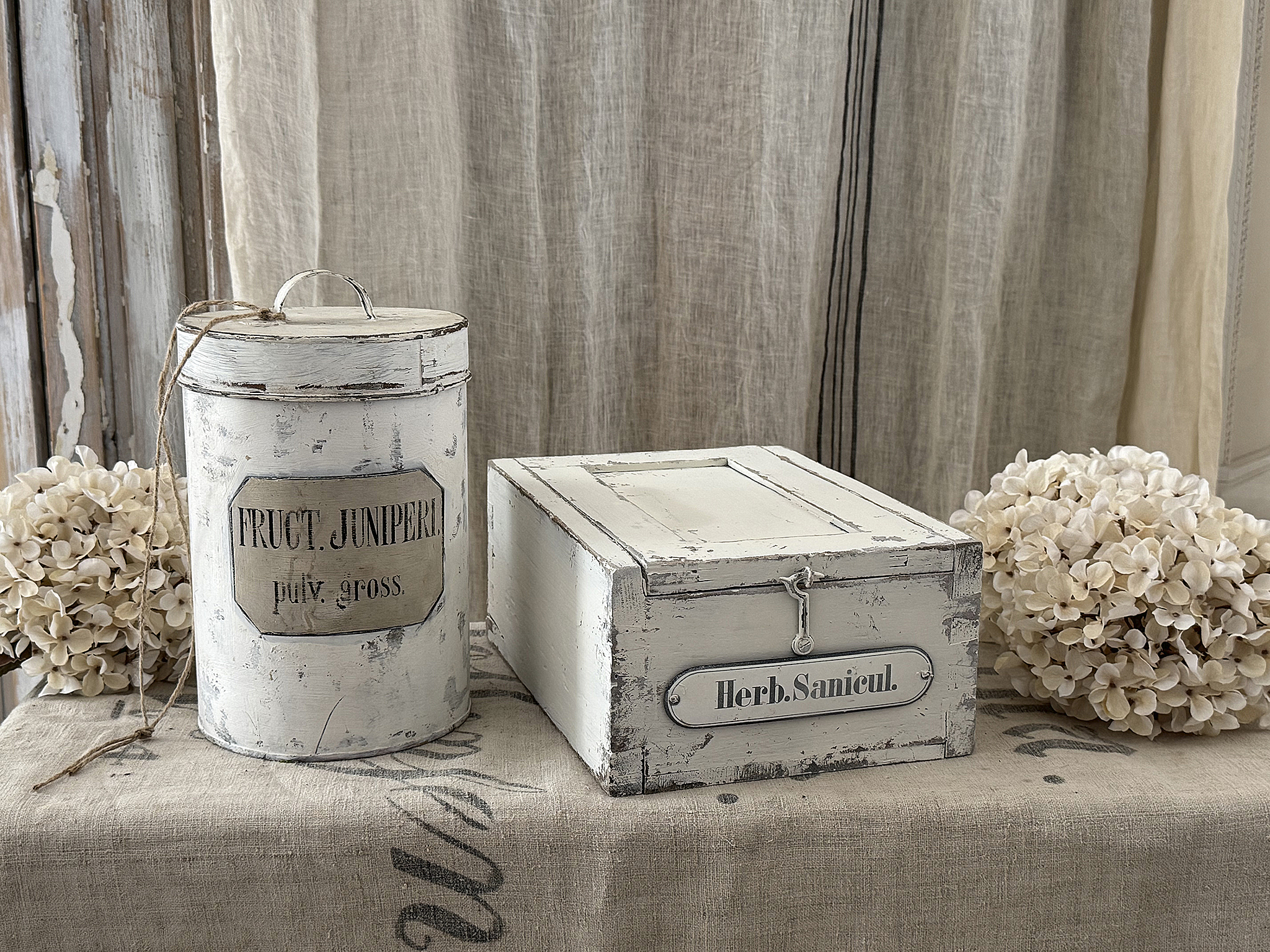 Stimmungsvolles altes Apotheker-Duo mit wunderschönem Shabby-Chic-Charme***