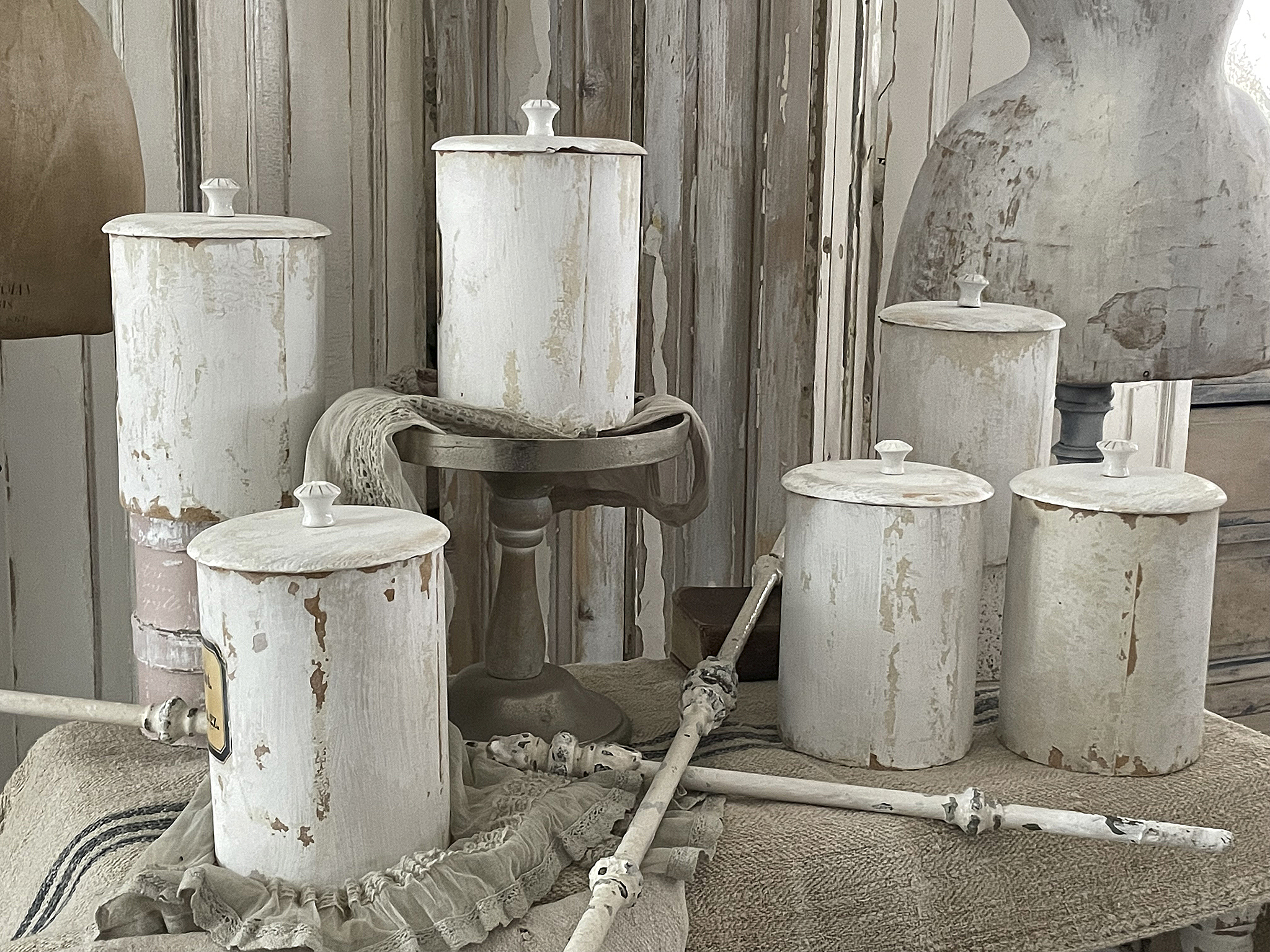Dekorative weiße Aufbewahrungsgläser mit rustikalem Charme Set aus weißen, vintage inspirierten Aufbewahrungsgläsern auf rustikaler Dekoration