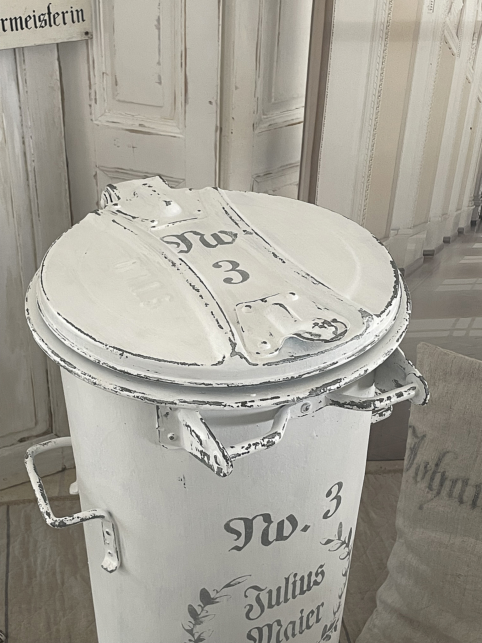 Dekorativer Mülleimer im Vintage-Stil mit Aufschrift Nr. 3 Weißer Mülleimer im antiken Design mit der Beschriftung Nr. 3 und dem Namen Julius Maier